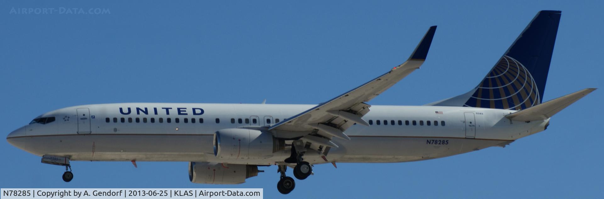 N78285, 2004 Boeing 737-824 C/N 33452, United, is landing at Las Vegas Int´l(KLAS)
