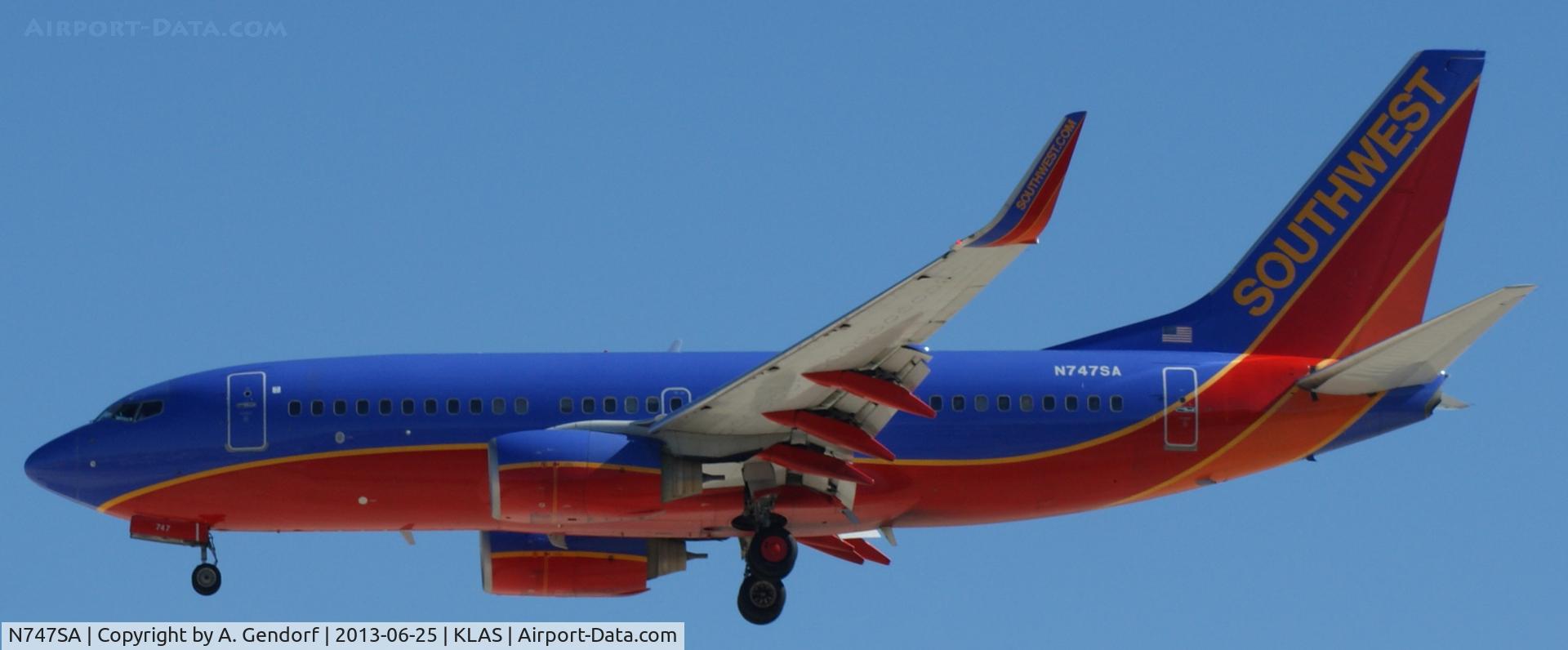 N747SA, 1999 Boeing 737-7H4 C/N 29799, Southwest Airlines, is approaching RWY 25L Las Vegas Int´l(KLAS)