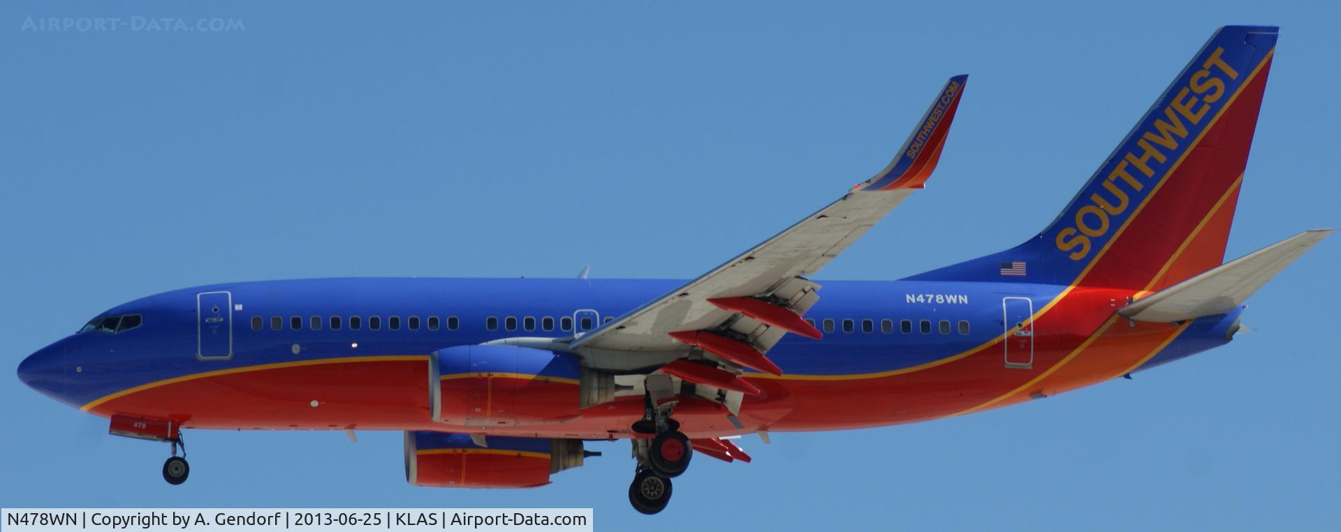 N478WN, 2004 Boeing 737-7H4 C/N 33989, Southwest Airlines, seen here short before landing at Las Vegas Int´l(KLAS)