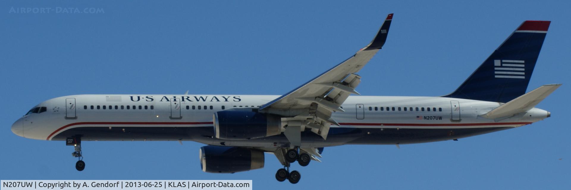 N207UW, 2001 Boeing 757-28A C/N 32448, US Airways, is approaching Las Vegas Int´l(KLAS)