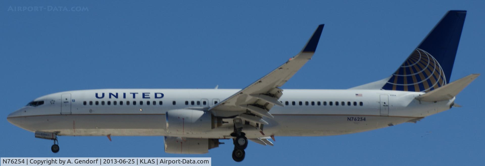 N76254, 2000 Boeing 737-824 C/N 30779, United, is landing at Las Vegas Int´l(KLAS)
