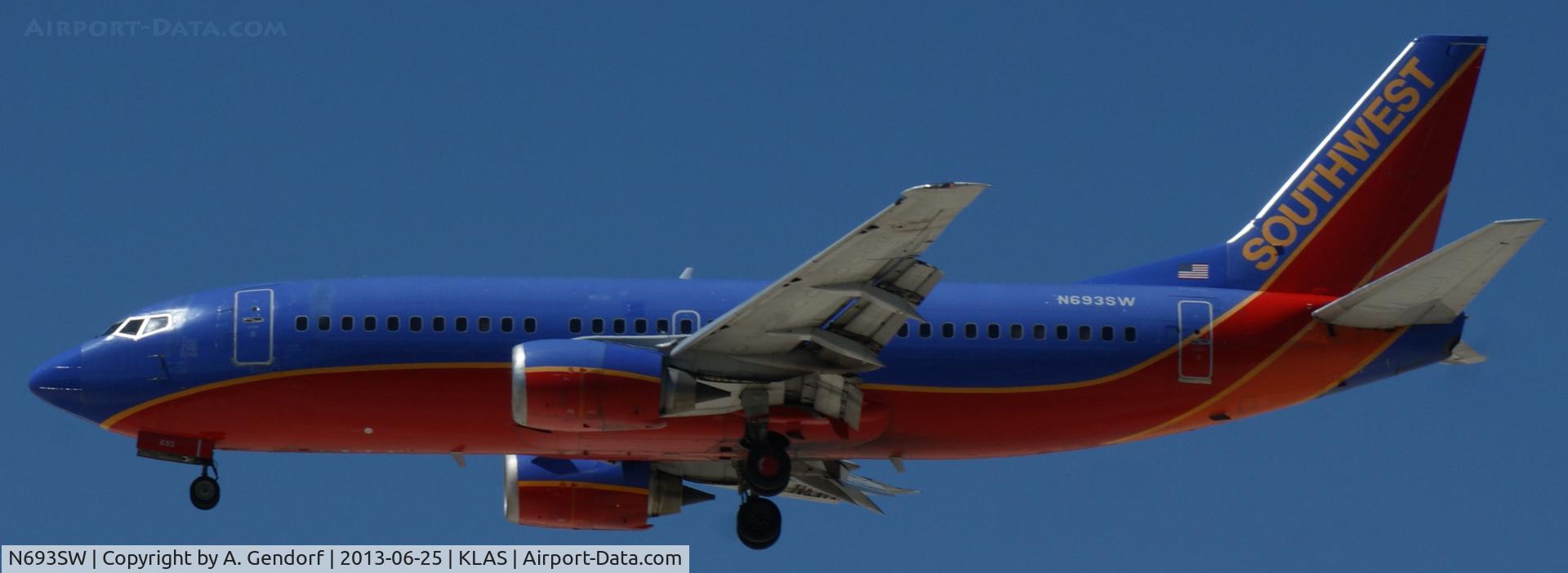 N693SW, 1985 Boeing 737-317 C/N 23174, Southwest Airlines, is here on short finals RWY 25L at Las Vegas Int´l(KLAS)