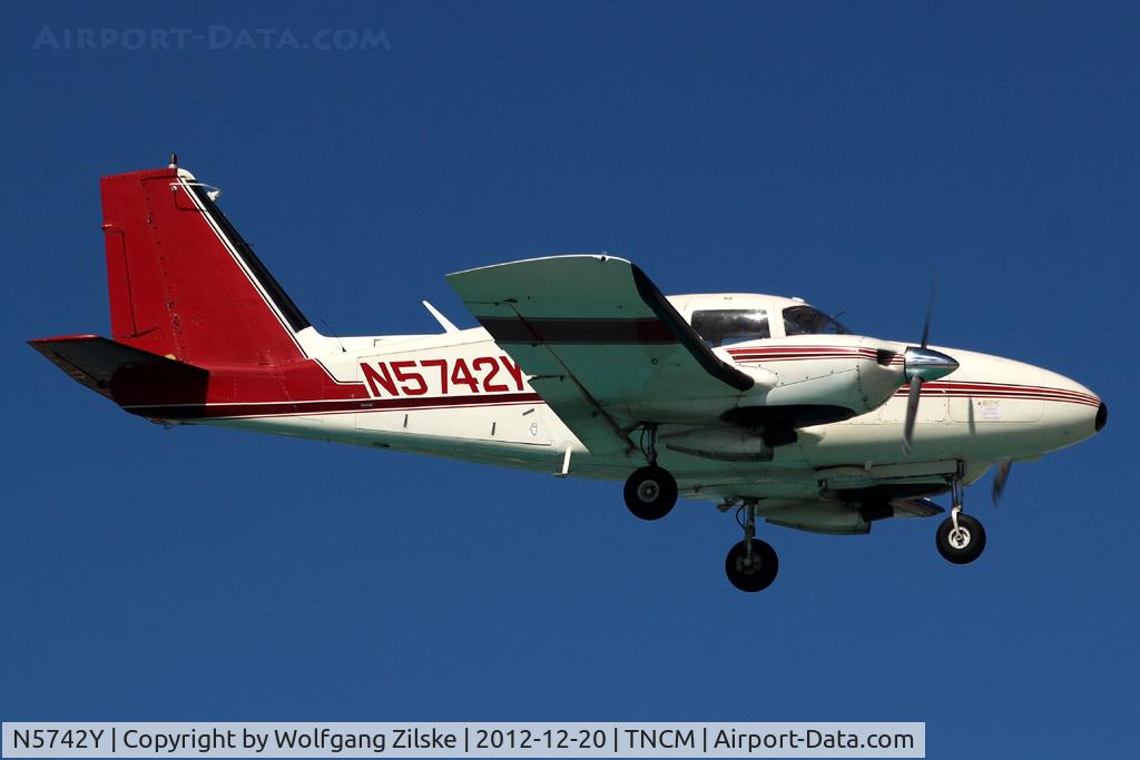 N5742Y, 1965 Piper PA-23-250 Aztec C/N 27-2867, visitor