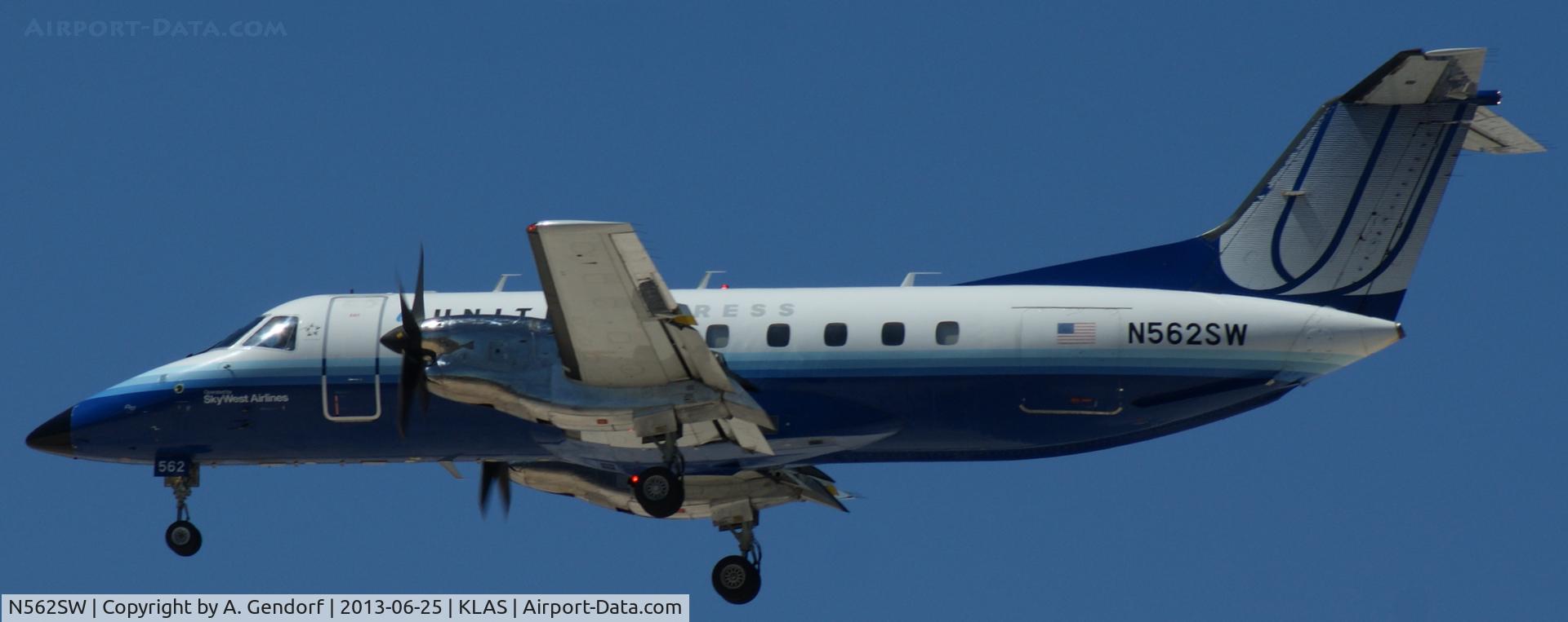 N562SW, 1998 Embraer EMB-120 Brasilia C/N 120336, Sky West (United Express cs.), is landing on RWY 25L at Las Vegas Int´l(KLAS)