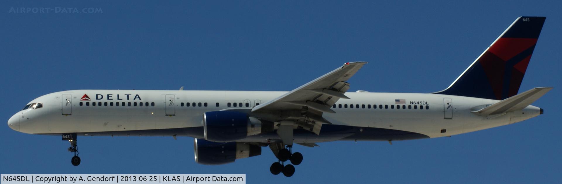 N645DL, 1989 Boeing 757-232 C/N 24216, Delta, is landing at Las Vegas Int´l(KLAS)
