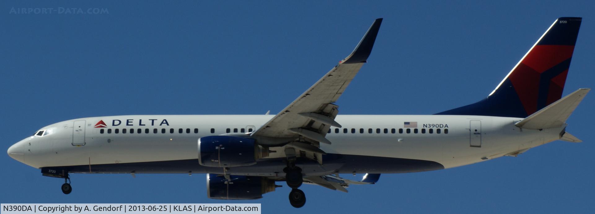 N390DA, 2000 Boeing 737-832 C/N 30536, Delta, seen here landing at Las Vegas Int´l(KLAS)