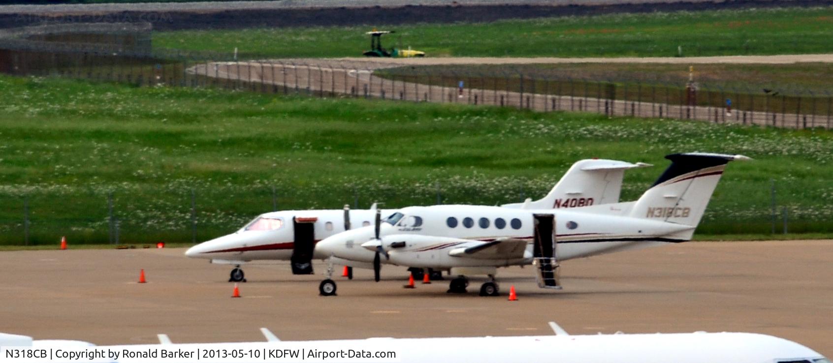 N318CB, 2000 Raytheon B200 King Air C/N BB-1730, On the ramp DFW