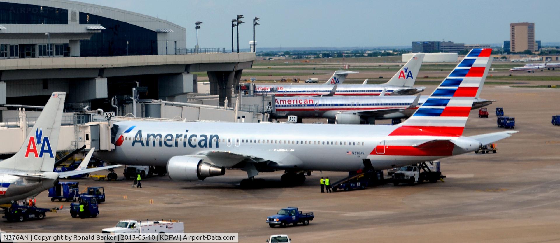 N376AN, 1992 Boeing 767-323 C/N 25445, Gate A34 DFW