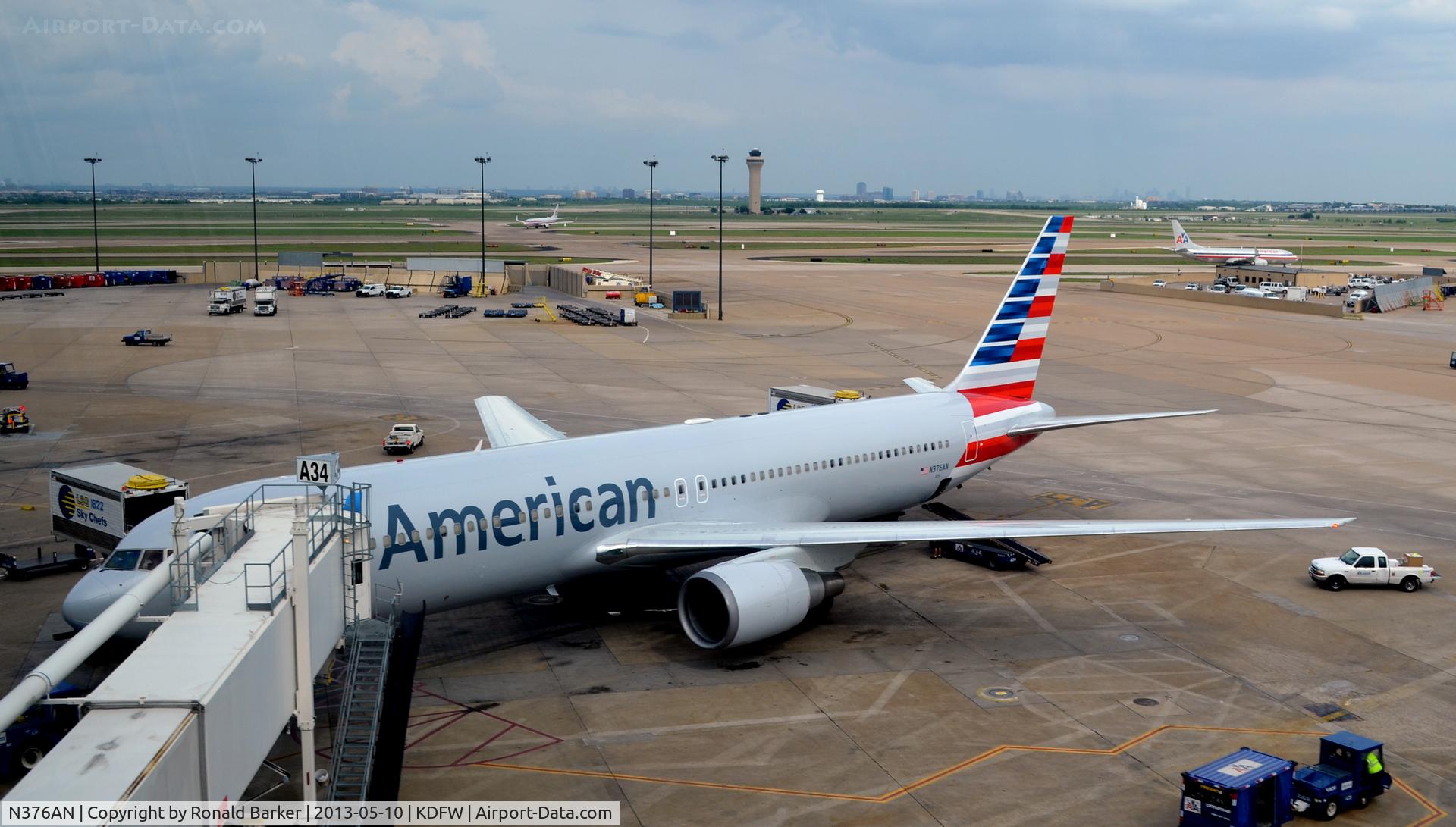 N376AN, 1992 Boeing 767-323 C/N 25445, Gate A34 DFW