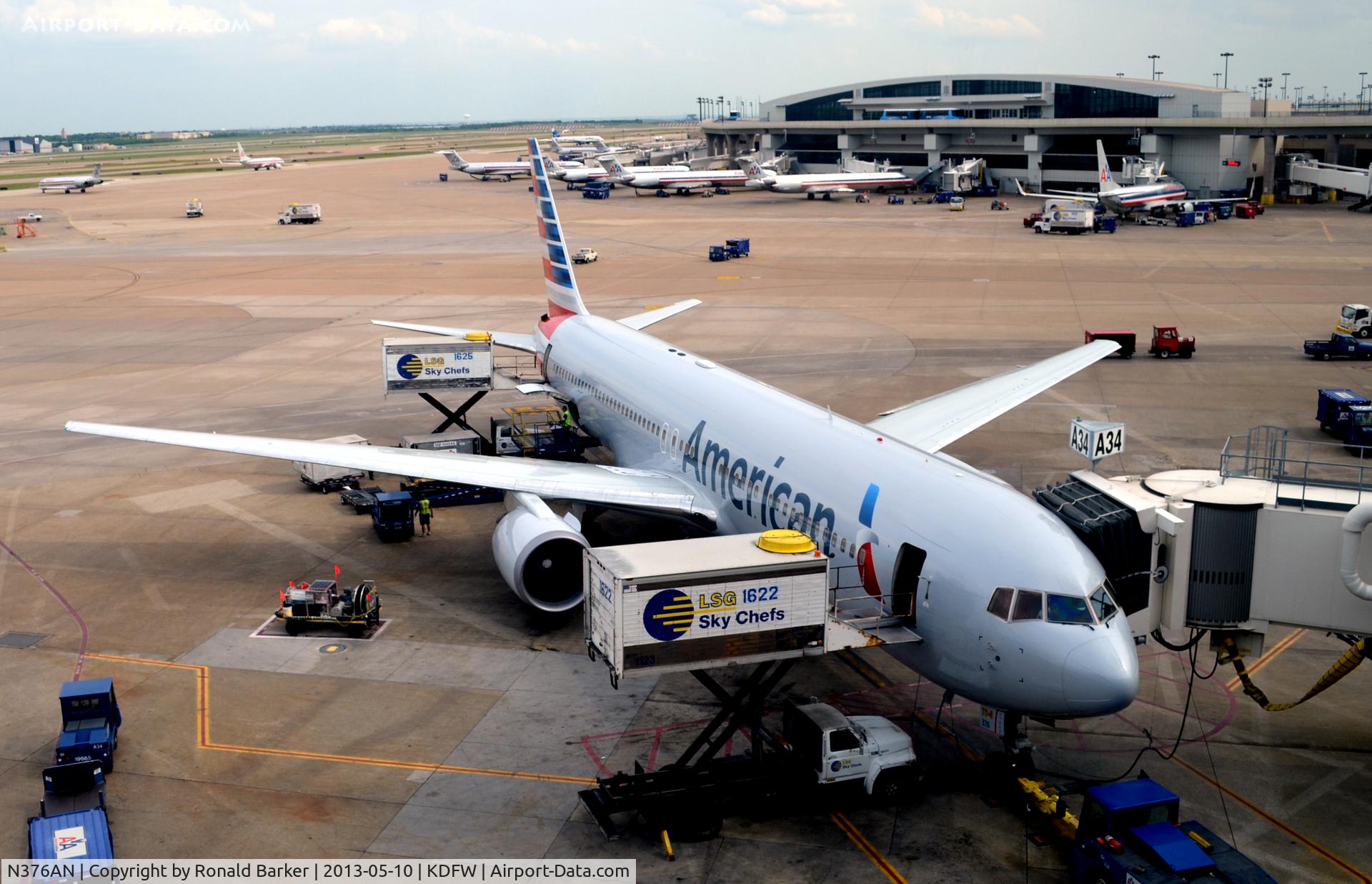 N376AN, 1992 Boeing 767-323 C/N 25445, Gate A34 DFW
