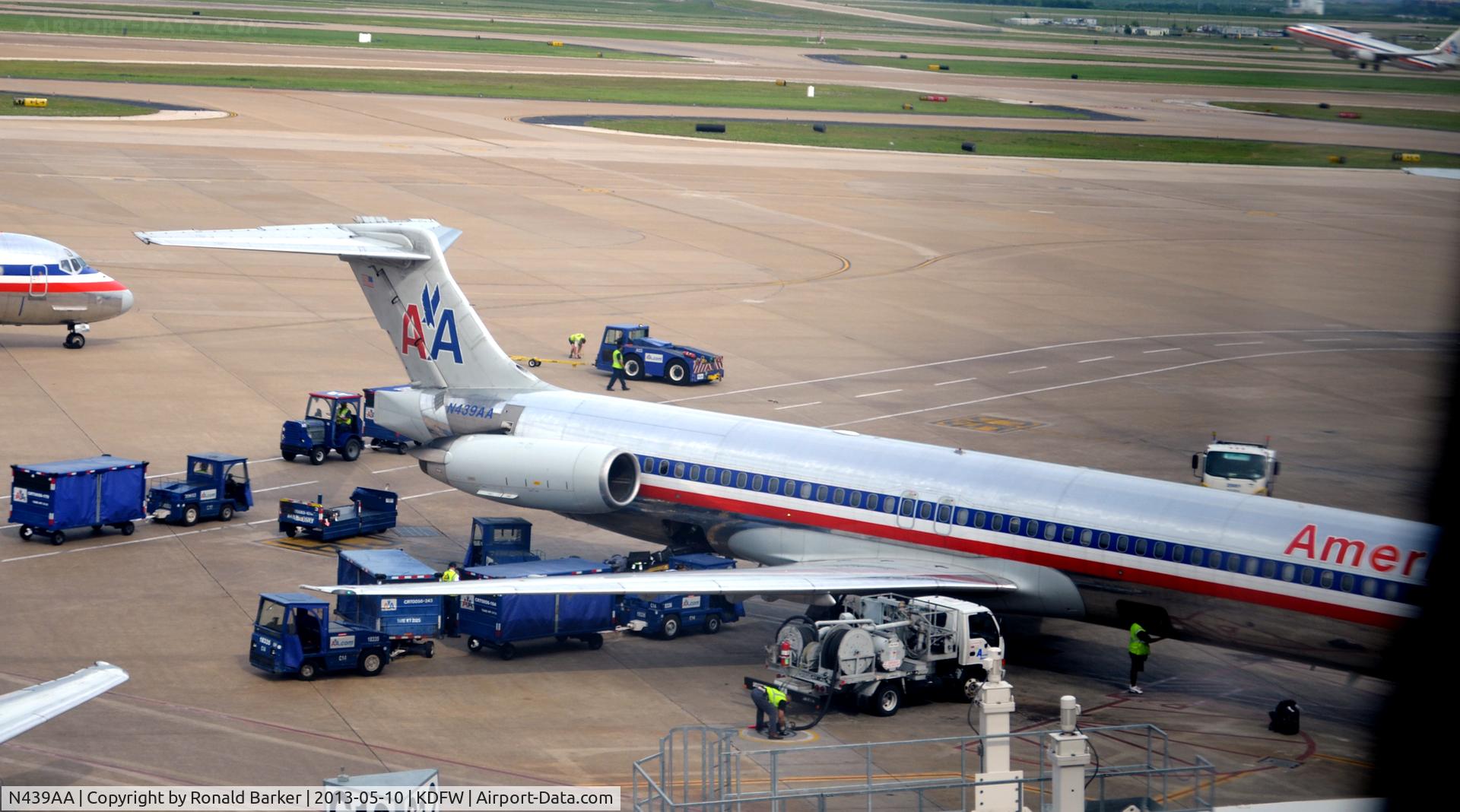 N439AA, 1987 McDonnell Douglas MD-83 (DC-9-83) C/N 49457, Gate C14 DFW