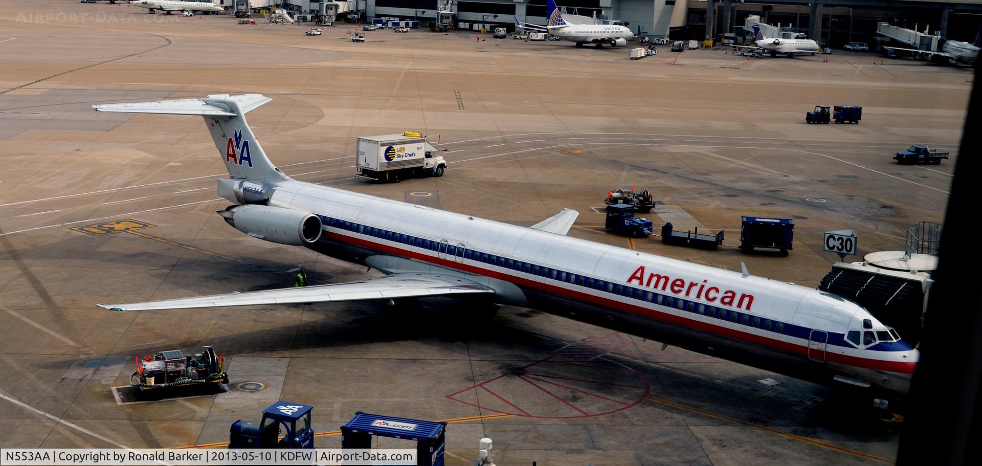 N553AA, 1991 McDonnell Douglas MD-82 (DC-9-82) C/N 53083, Gate C30 DFW