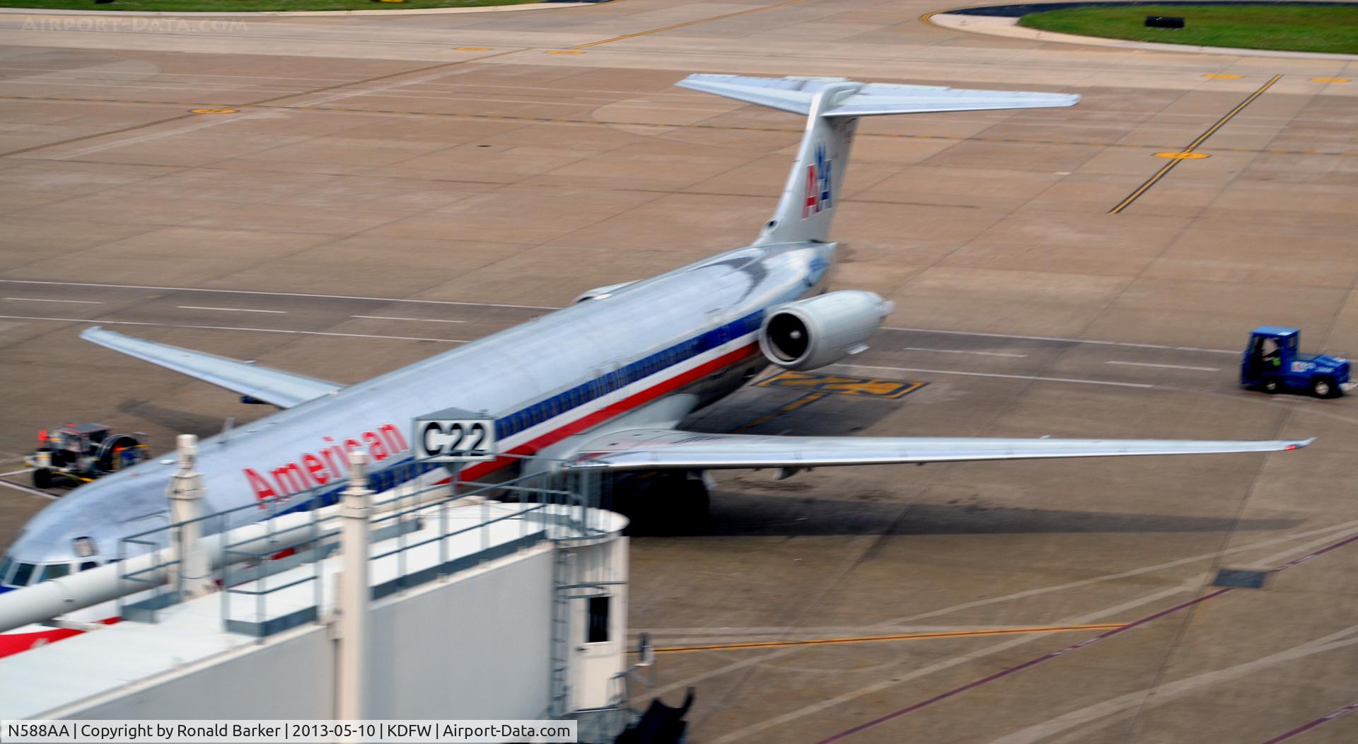 N588AA, 1991 McDonnell Douglas MD-83 (DC-9-83) C/N 53251, Gate C22 DFW