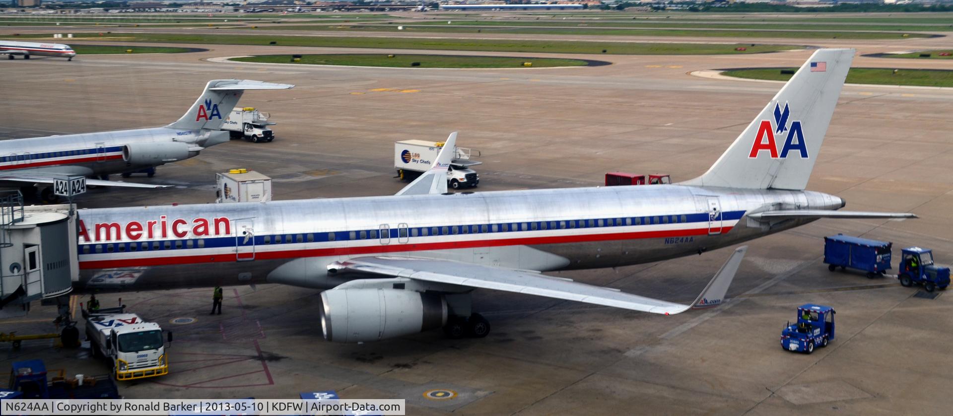 N624AA, 1990 Boeing 757-223 C/N 24582, Gate A24 DFW