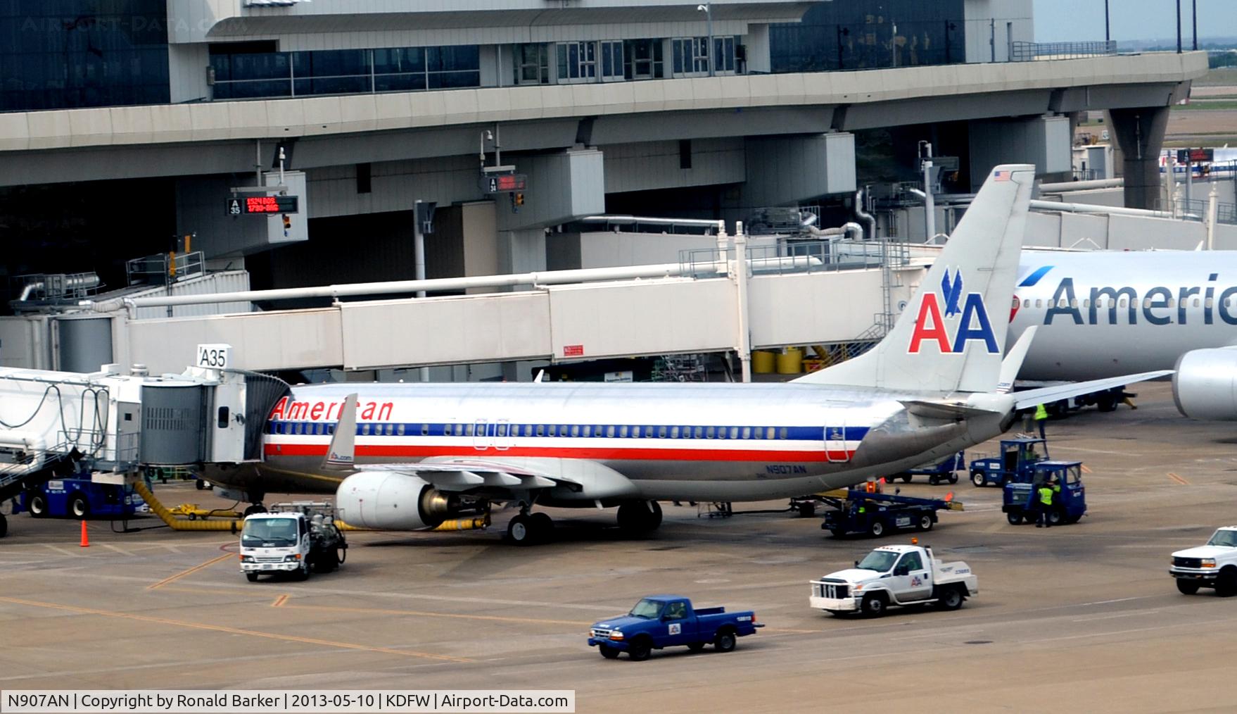 N907AN, 1999 Boeing 737-823 C/N 29509, Gate A35 DFW