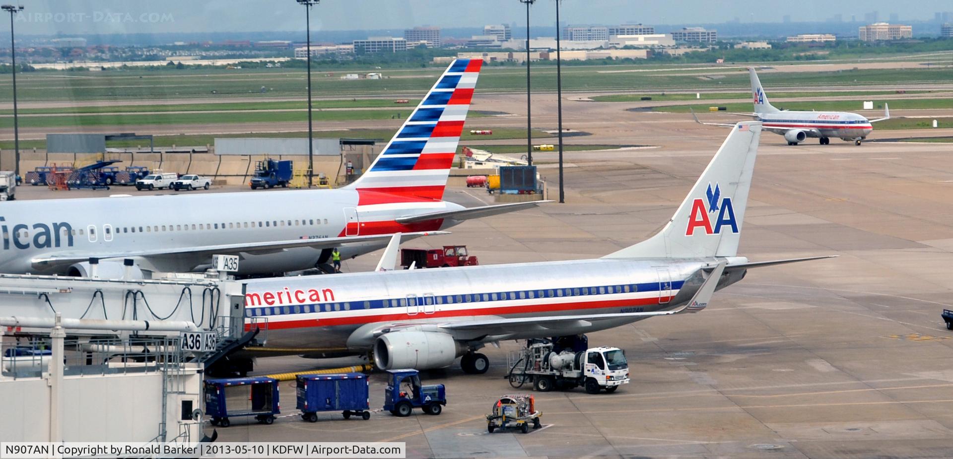 N907AN, 1999 Boeing 737-823 C/N 29509, Gate A35 DFW