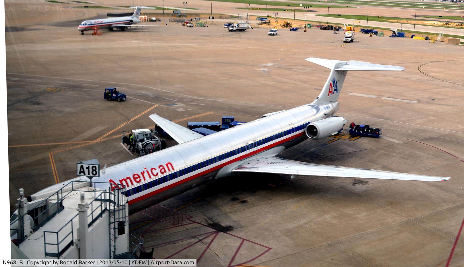 N9681B, 1999 McDonnell Douglas MD-83 (DC-9-83) C/N 53631, Gate A18  DFW
