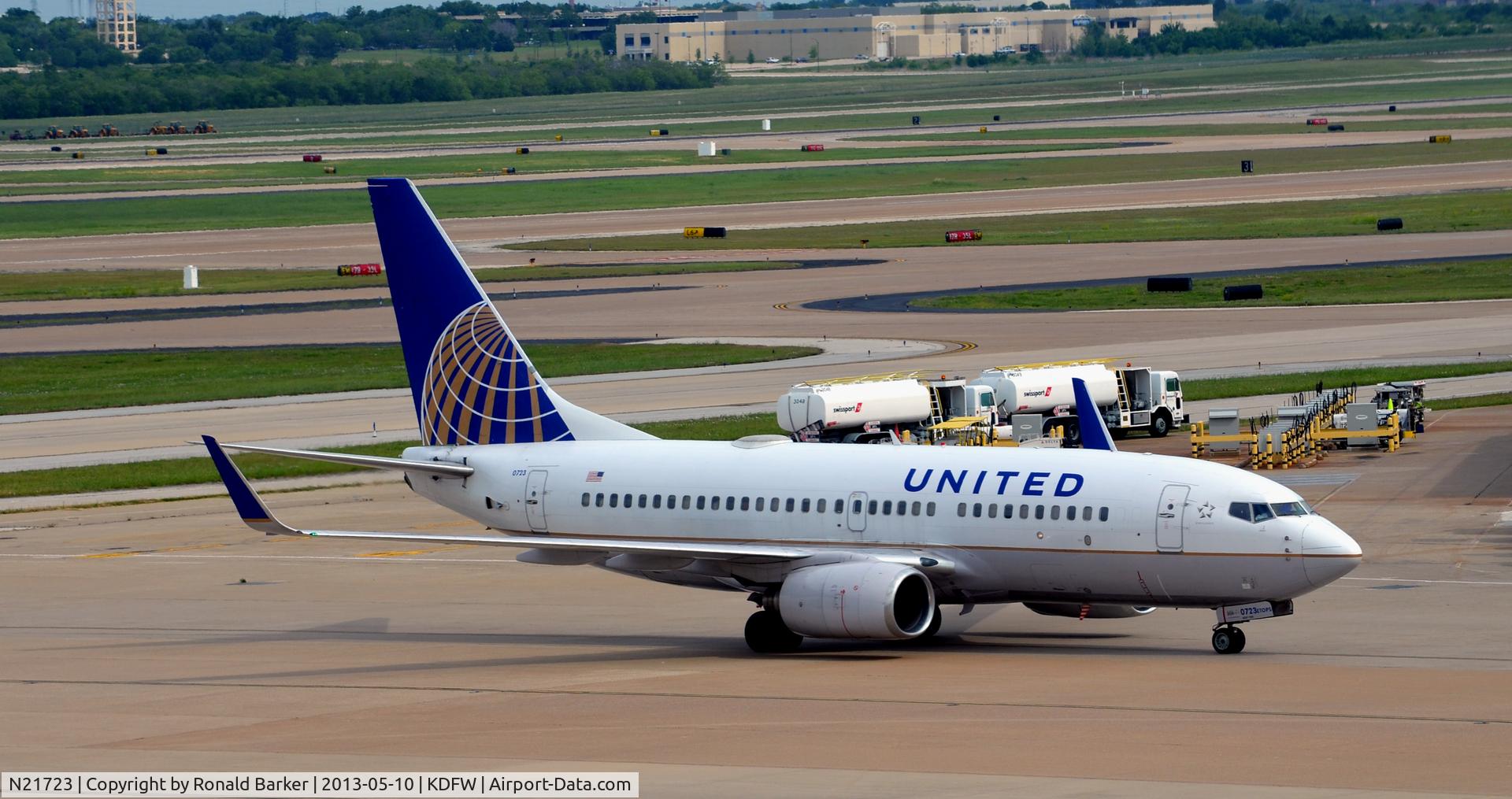 N21723, 1999 Boeing 737-724 C/N 28790, Taxi DFW