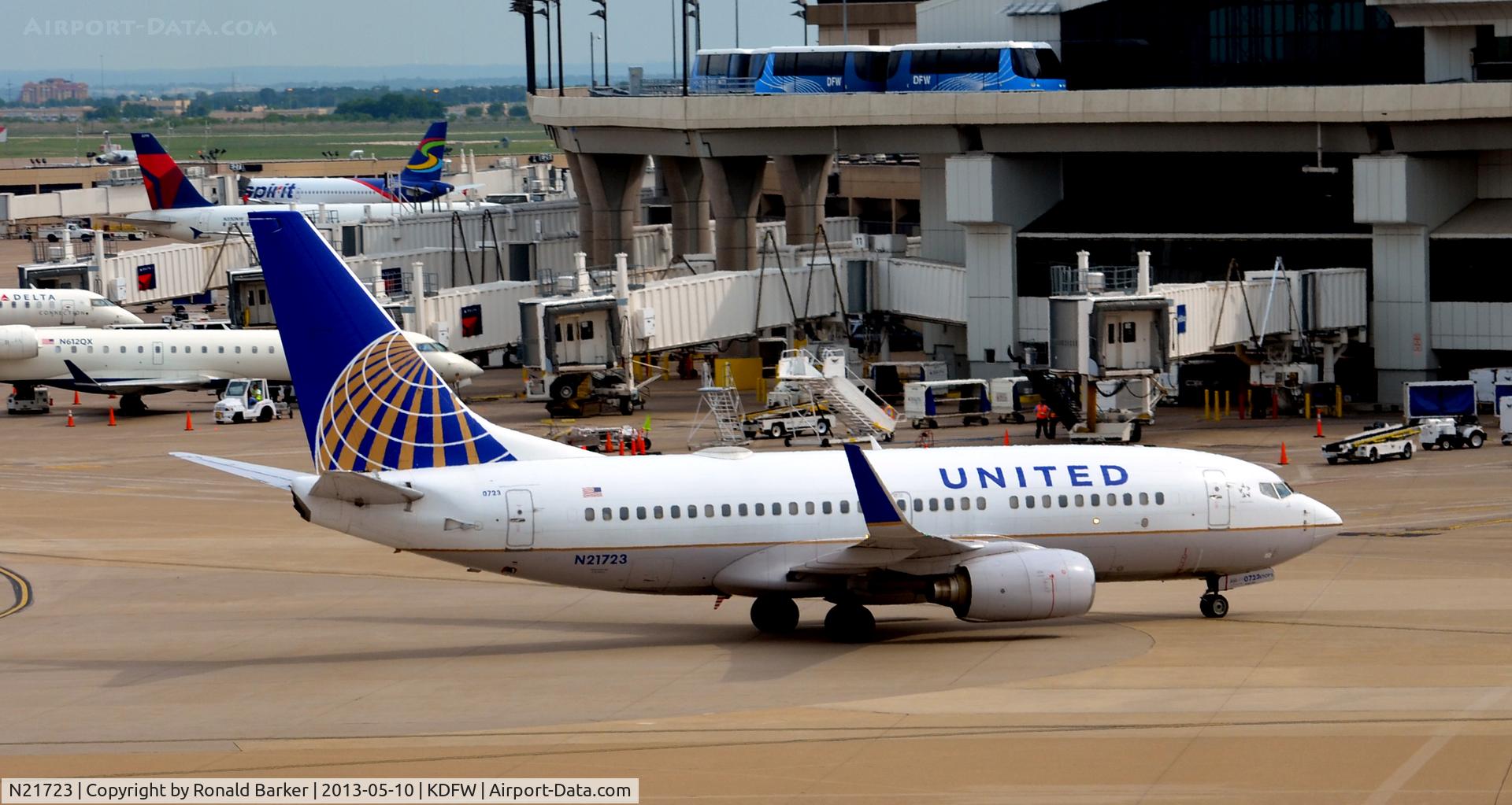 N21723, 1999 Boeing 737-724 C/N 28790, Taxi DFW