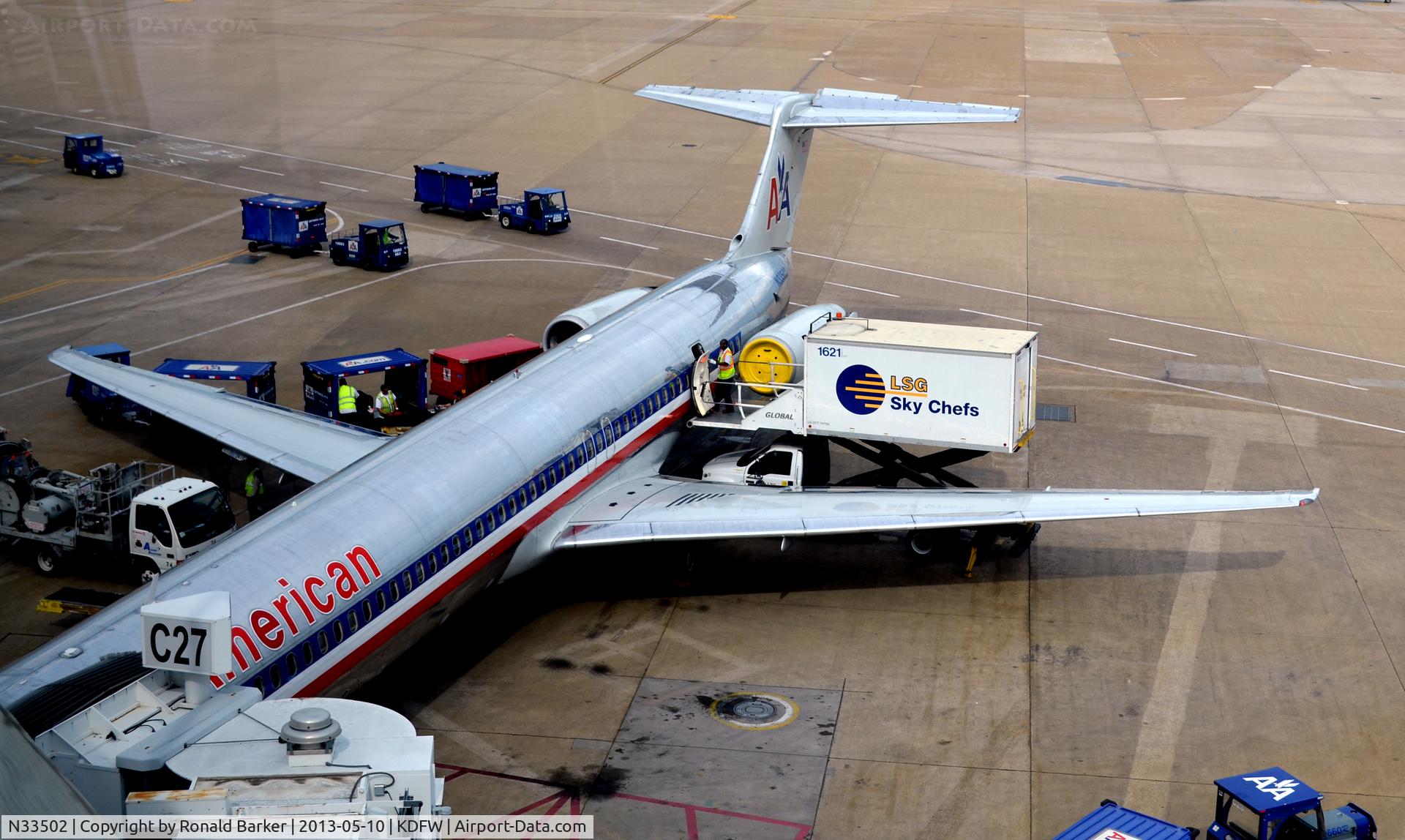 N33502, 1989 McDonnell Douglas MD-82 (DC-9-82) C/N 49739, Gate C27 DFW