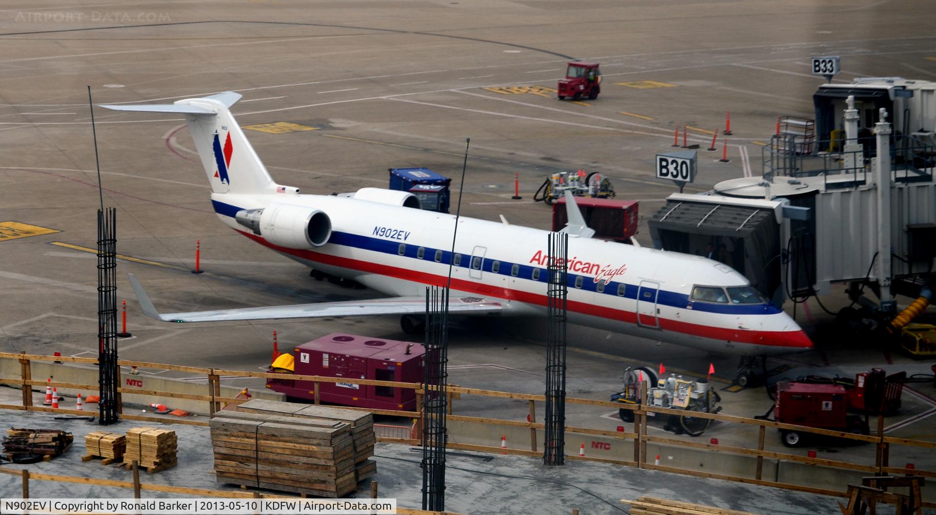 N902EV, 2002 Bombardier CRJ-200ER (CL-600-2B19) C/N 7620, Gate B30 DFW