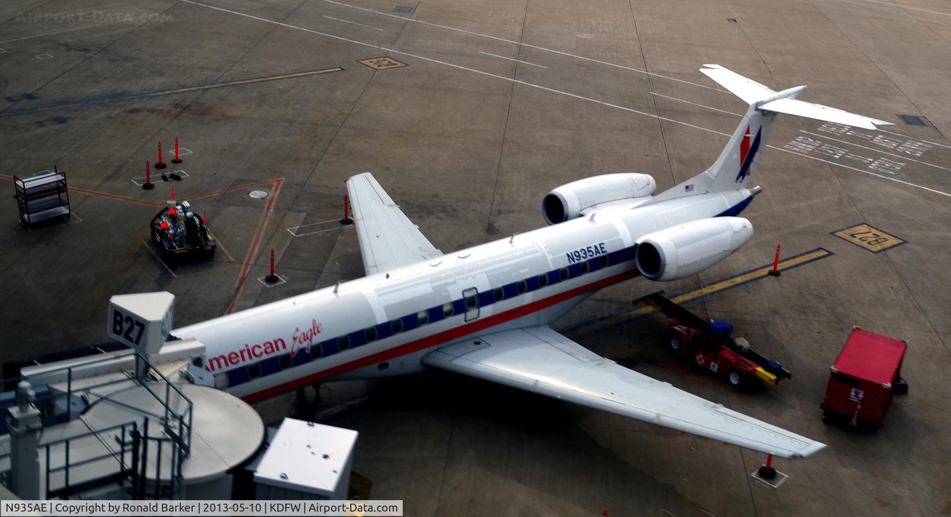 N935AE, 2005 Embraer ERJ-145LR (EMB-145LR) C/N 14500920, Gate B9B DFW