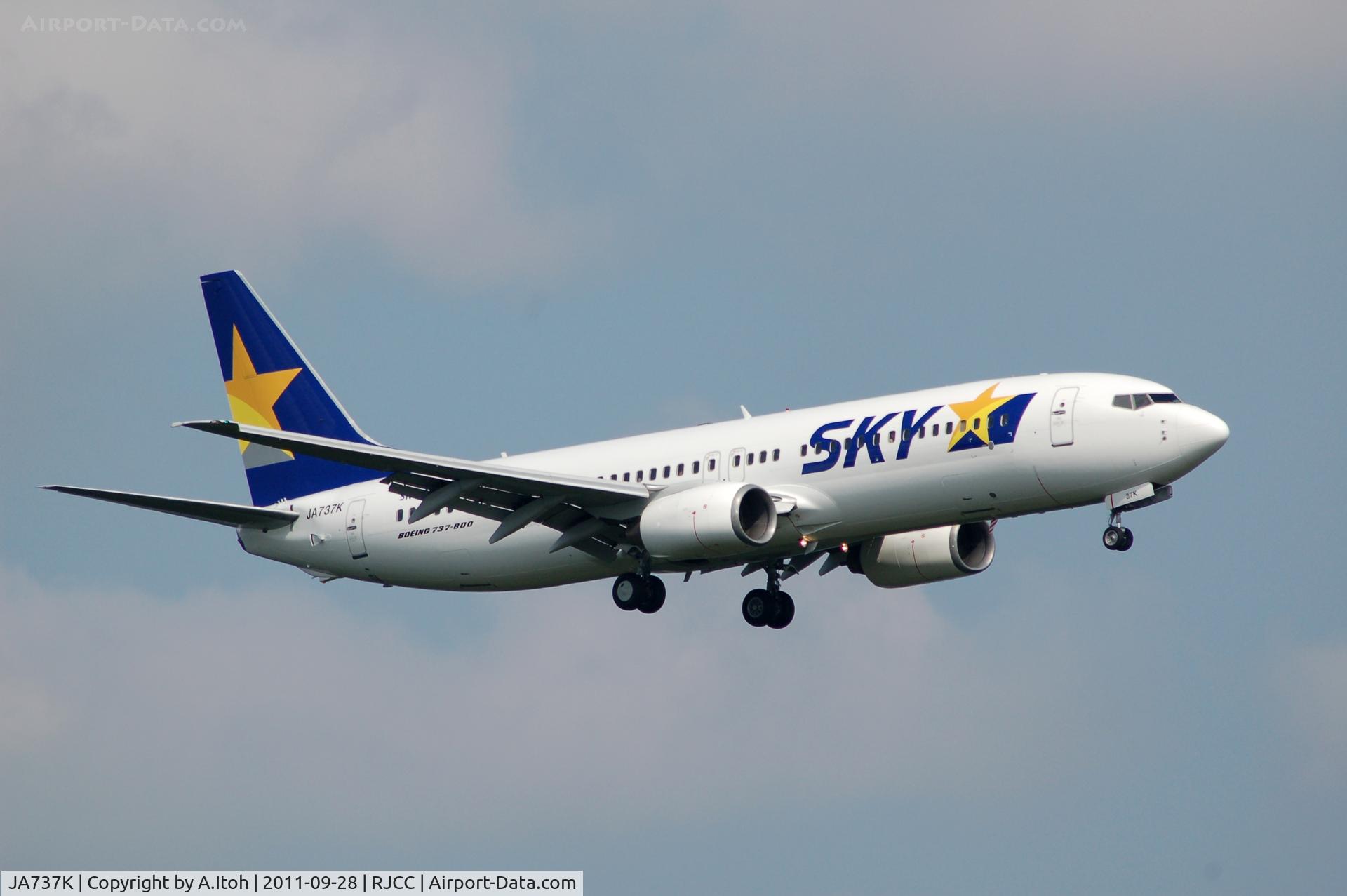 JA737K, 2006 Boeing 737-86N C/N 34249, App Rwy 19L