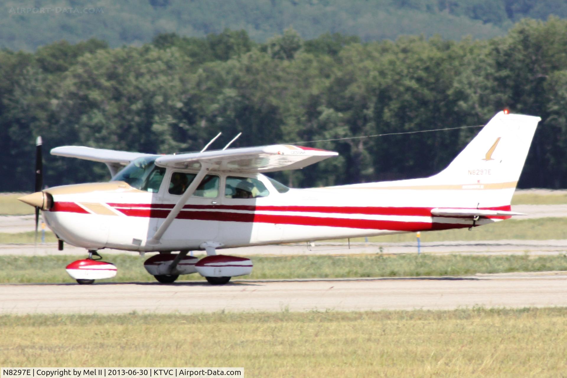 N8297E, 1979 Cessna 172N C/N 17272183, Landing RWY 36