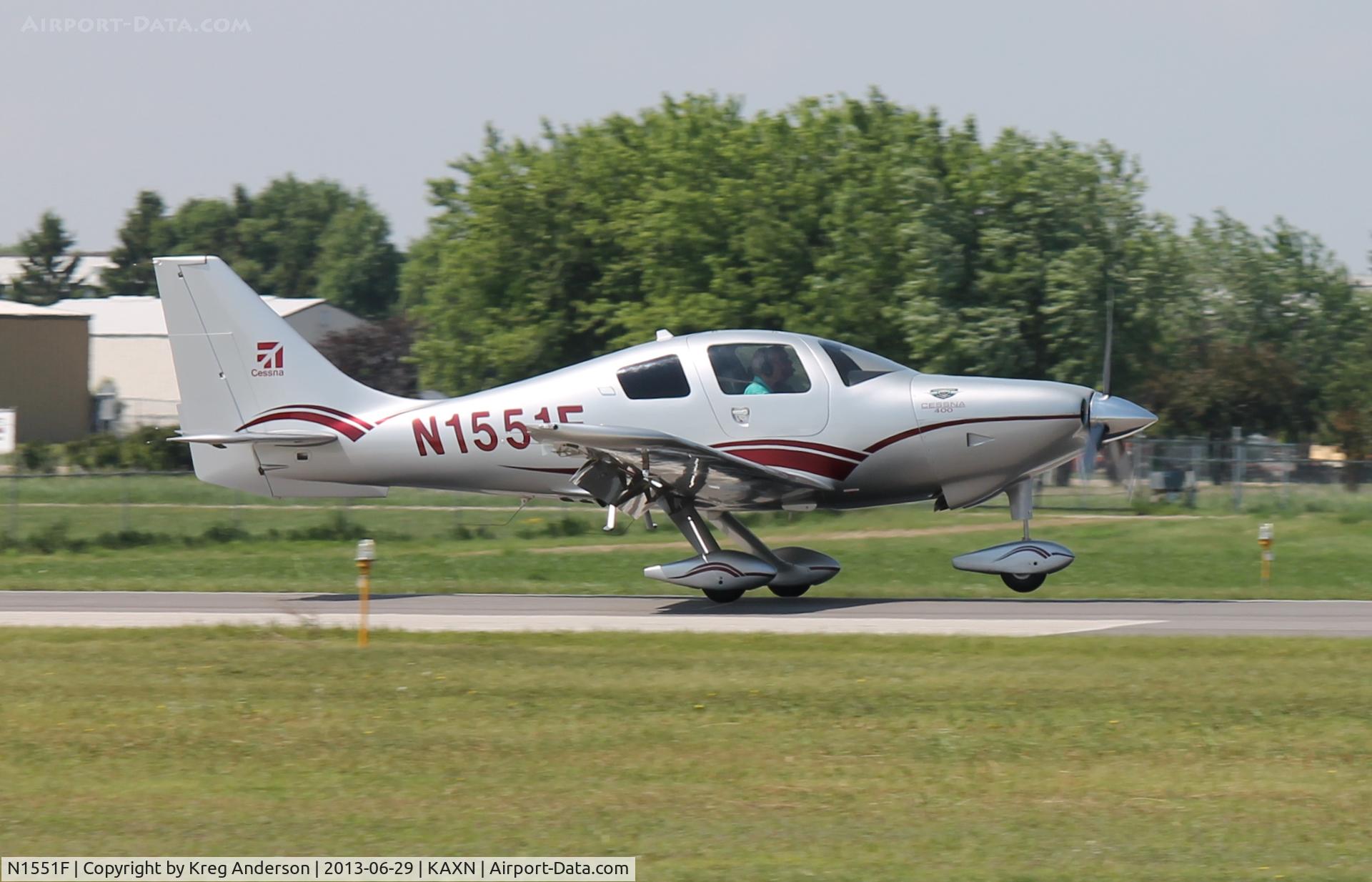 N1551F, 2007 Columbia Aircraft Mfg LC41-550FG C/N 41721, Columbia 400 landing on runway 31.