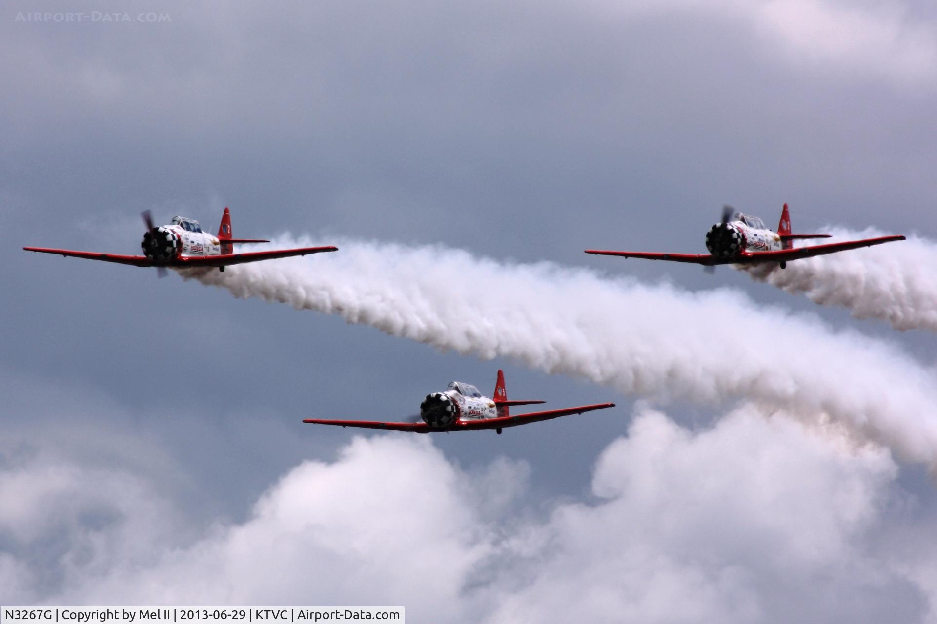 N3267G, 1943 North American SNJ-5 Texan C/N 88-15114, With N7462C and N991GM In the Overhead Approach For RWY 36