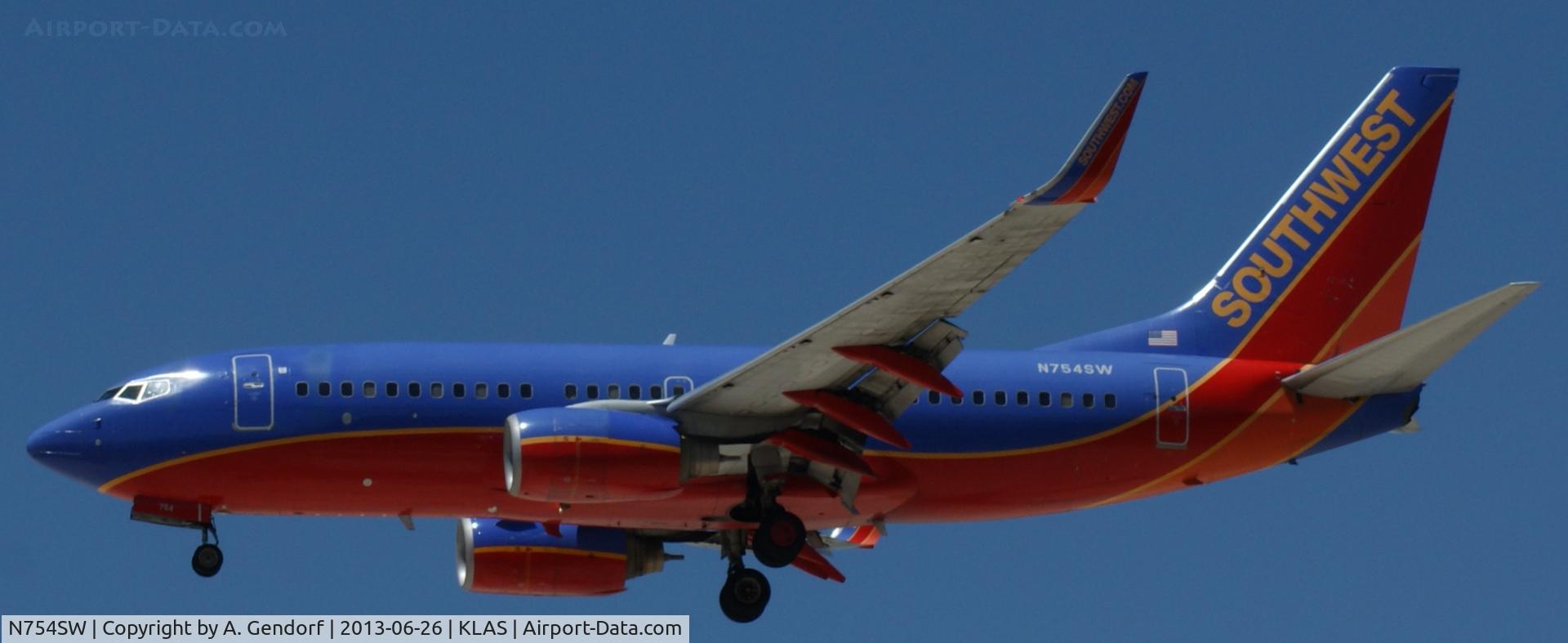 N754SW, 1999 Boeing 737-7H4 C/N 29849, Southwest Airlines, is approaching RWY 25L at Las Vegas Int´l(KLAS)