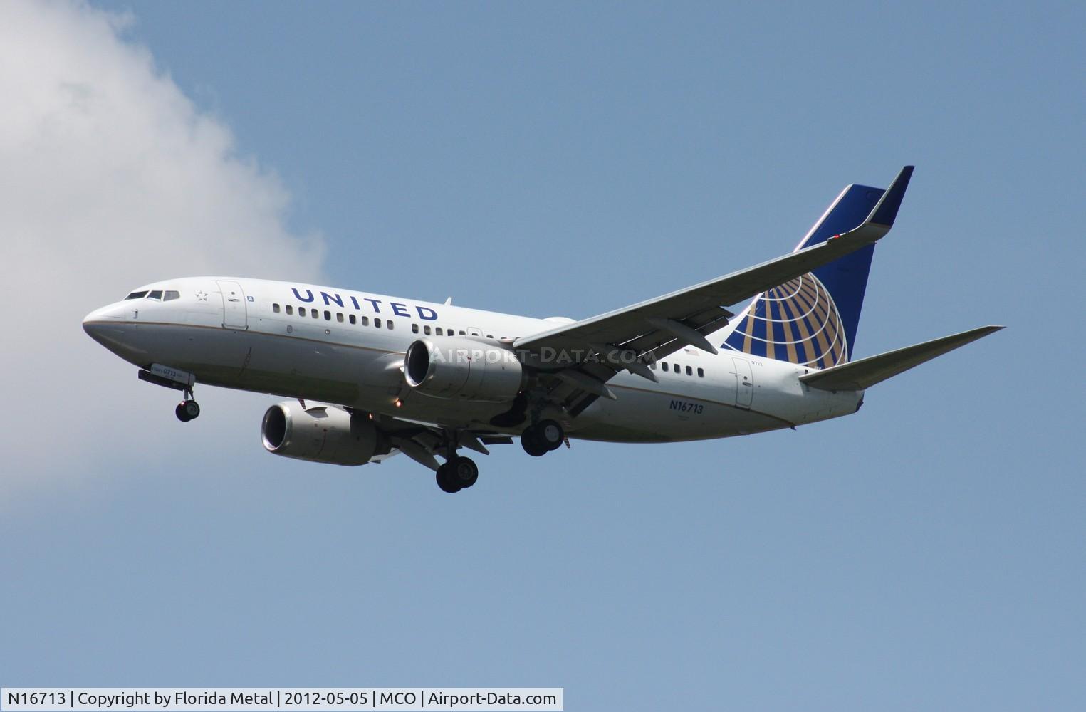 N16713, 1998 Boeing 737-724 C/N 28784, United 737-700