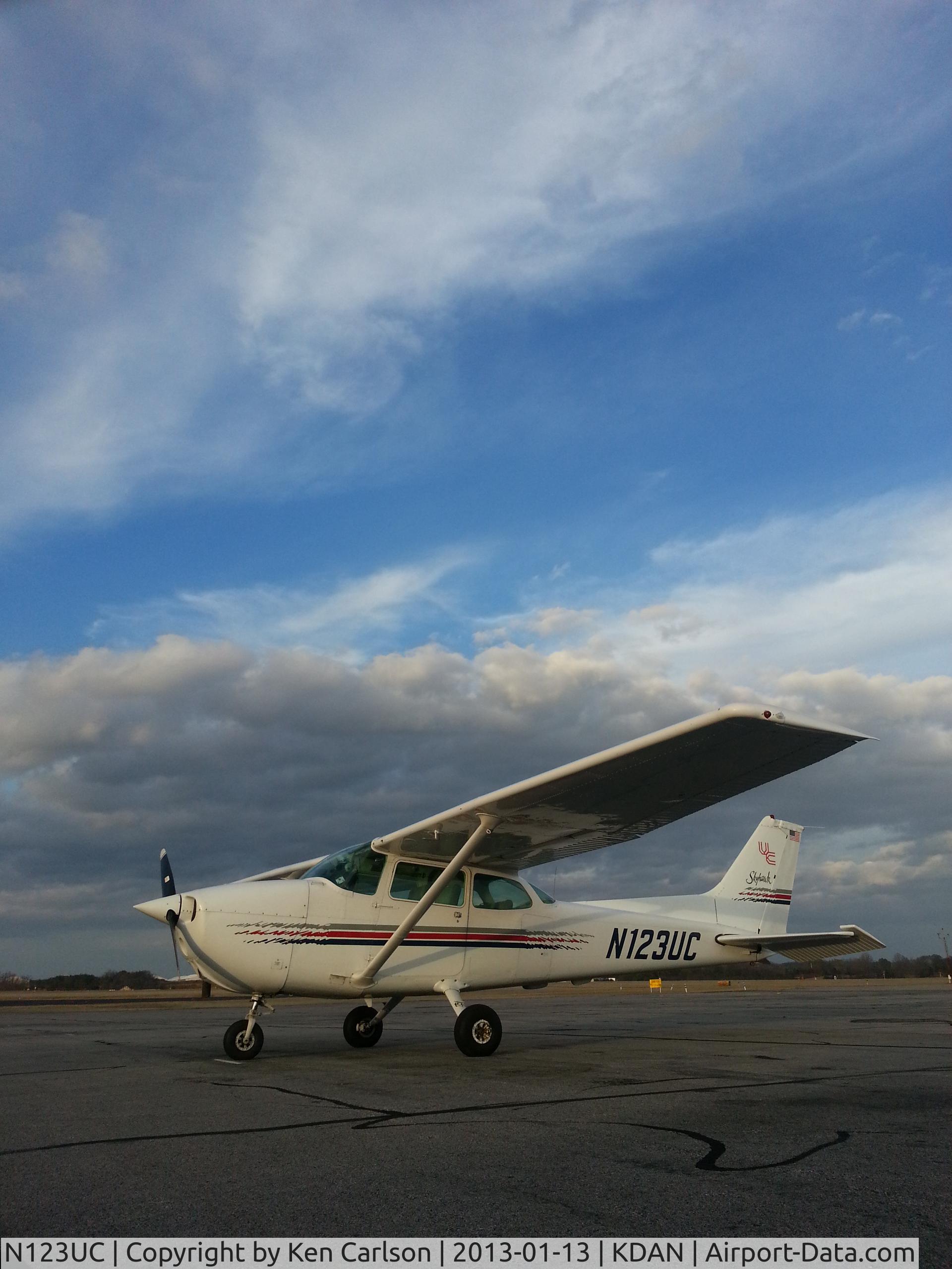 N123UC, 1981 Cessna 172P Skyhawk C/N 17274649, On ramp at KDAN