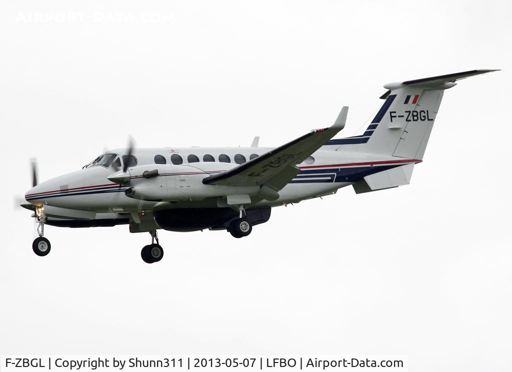 F-ZBGL, Hawker Beechcraft 350ER Super King Air (B300CER) C/N FL-746, Landing rwy 32L