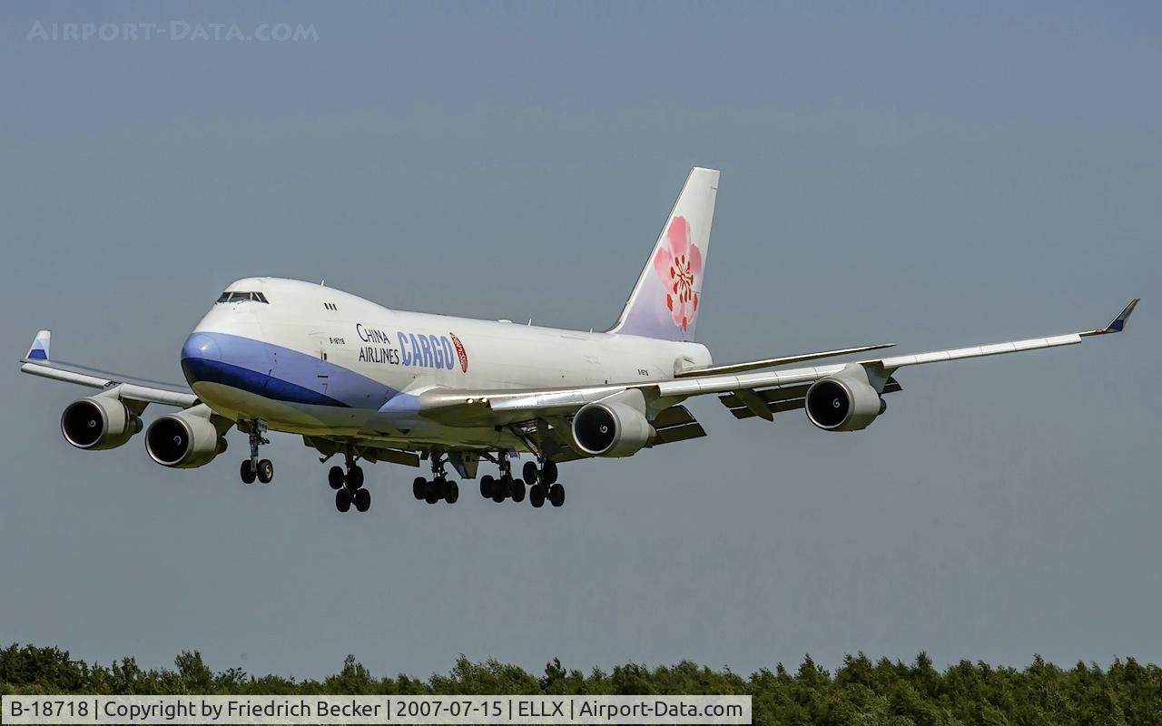 B-18718, Boeing 747-409F/SCD C/N 30770, on final RW24