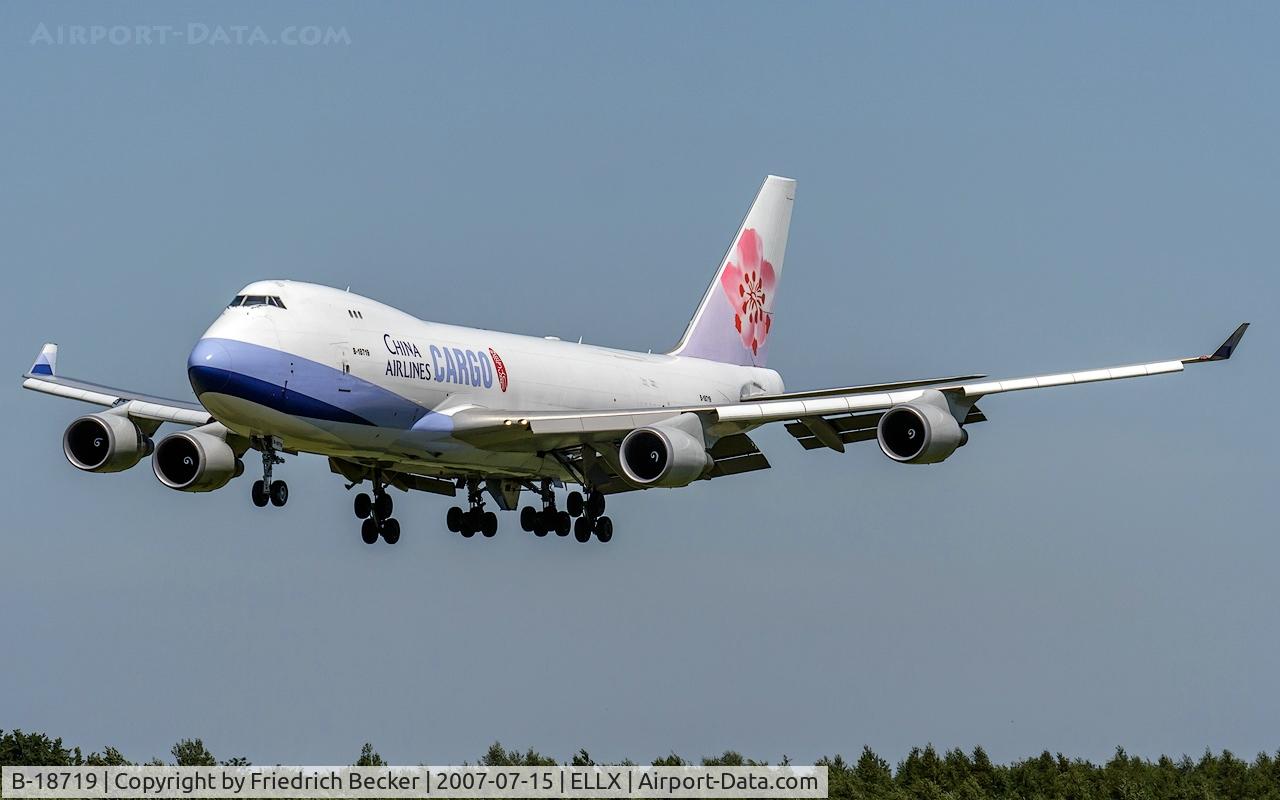 B-18719, 2005 Boeing 747-409F/SCD C/N 33739, on final RW24