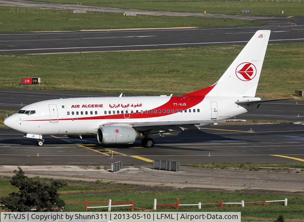 7T-VJS, 2002 Boeing 737-6D6 C/N 30210, Lining upr rwy 31R for departure...