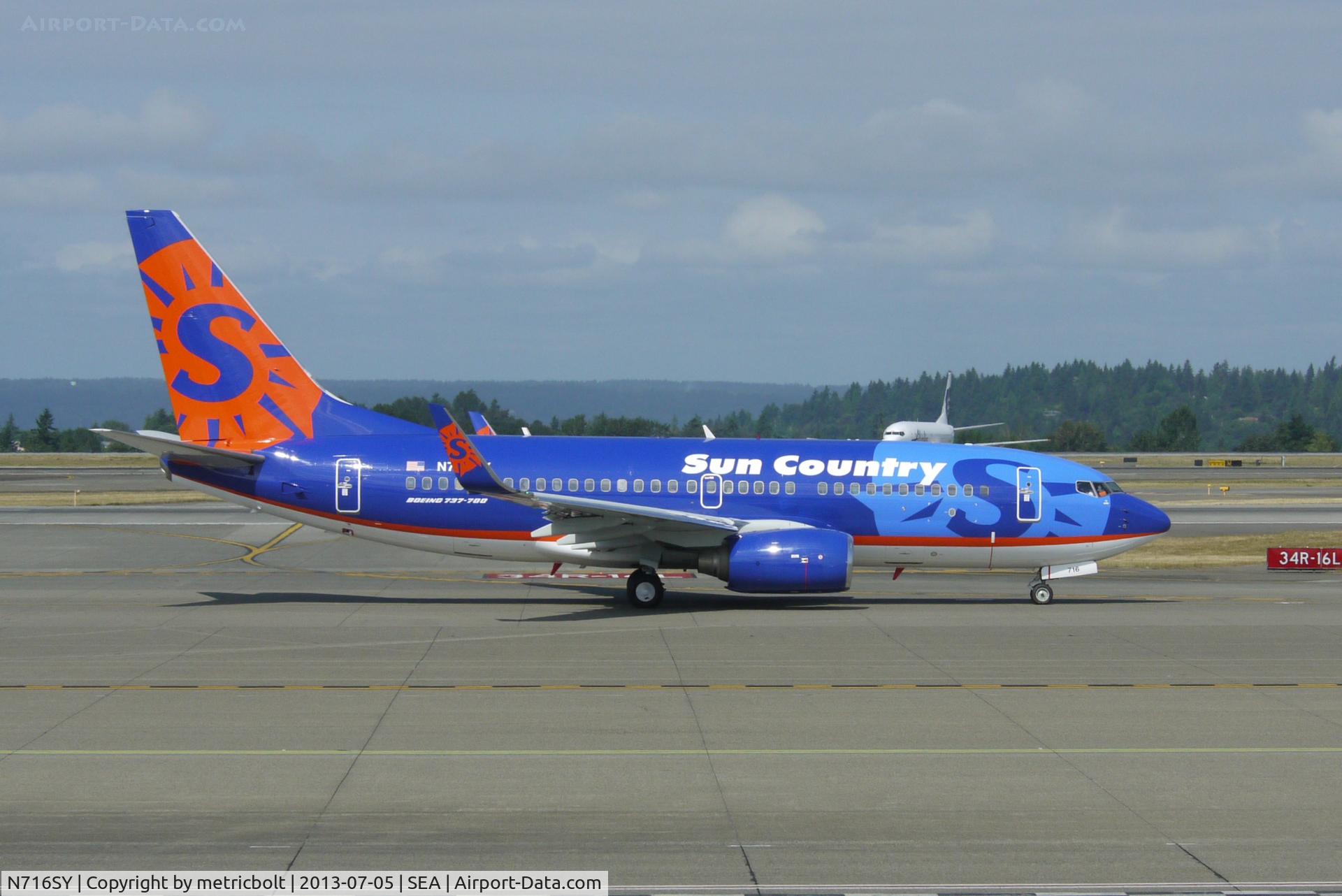 N716SY, 2001 Boeing 737-7Q8 C/N 30629, taxiing for departure to MSP