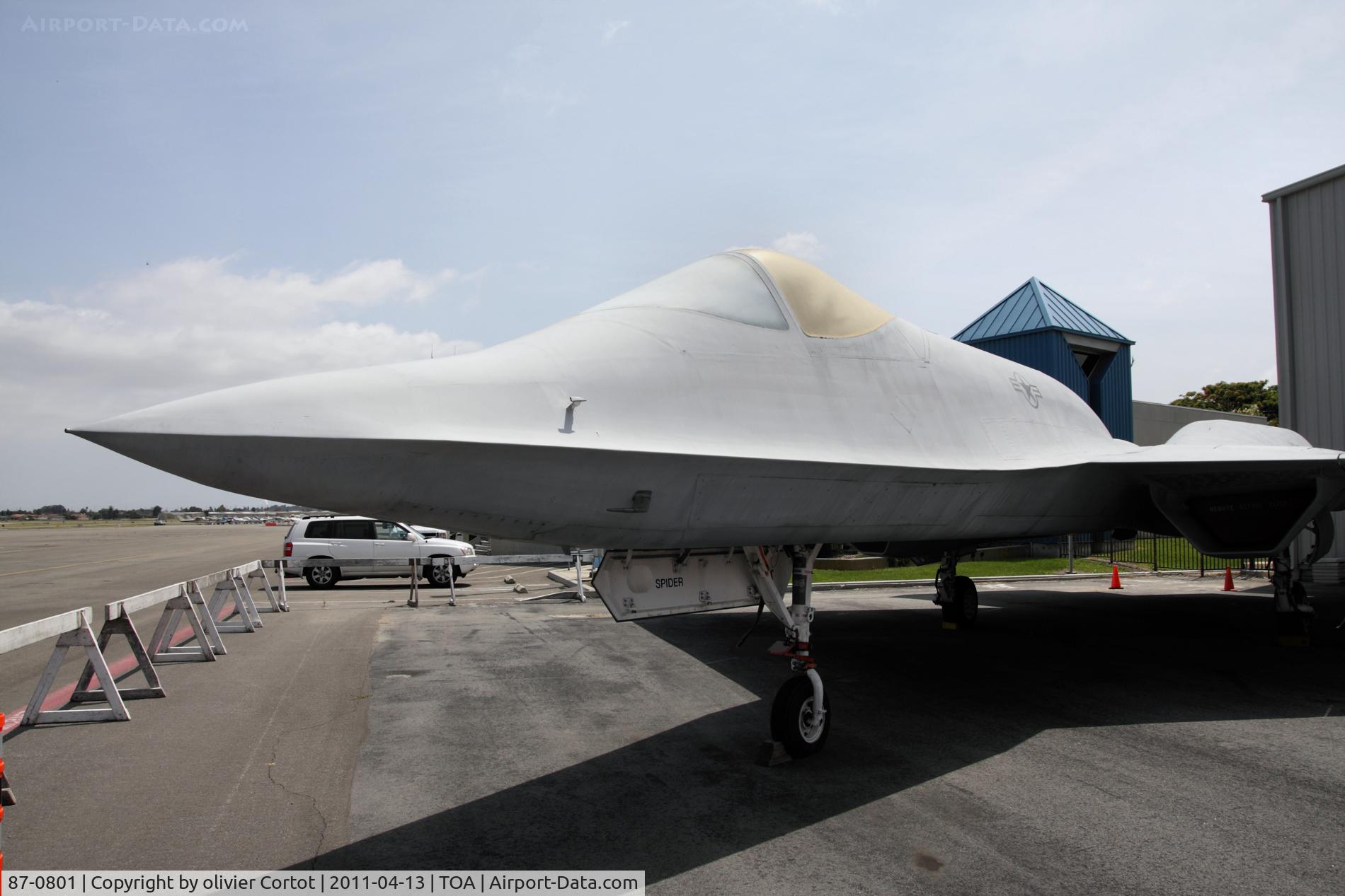 87-0801, 1990 Northrop YF-23A C/N (YF) 1002, the YF-23 is a quite big aircraft !
