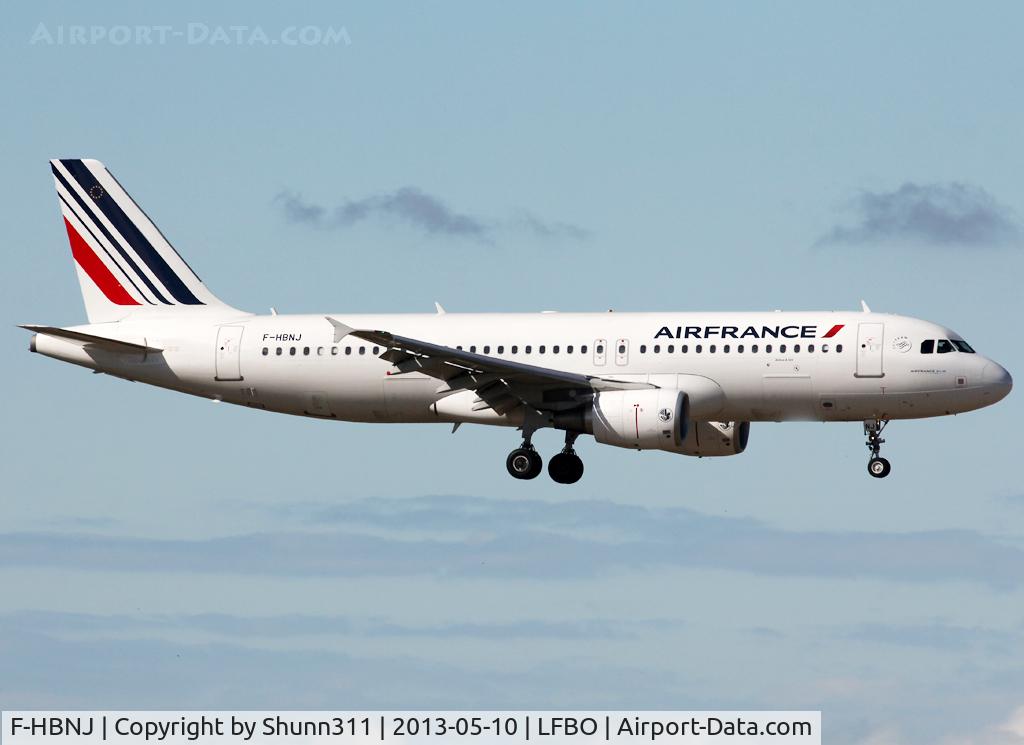 F-HBNJ, 2011 Airbus A320-214 C/N 4908, Landing rwy 31L in modified new c/s