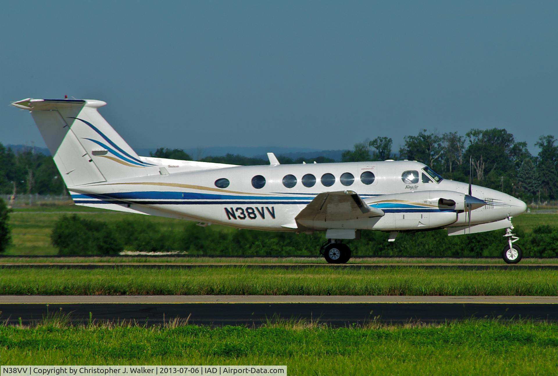 N38VV, 1991 Beech B200 King Air C/N BB-1412, Just landed.