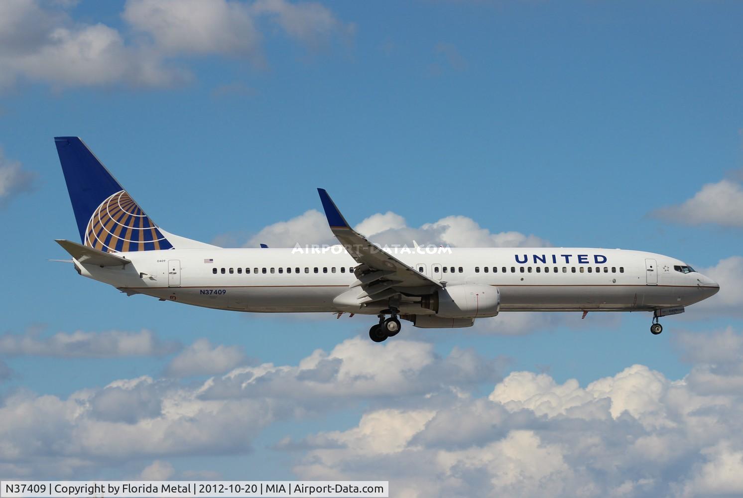N37409, 2001 Boeing 737-924 C/N 30126, United 737-900