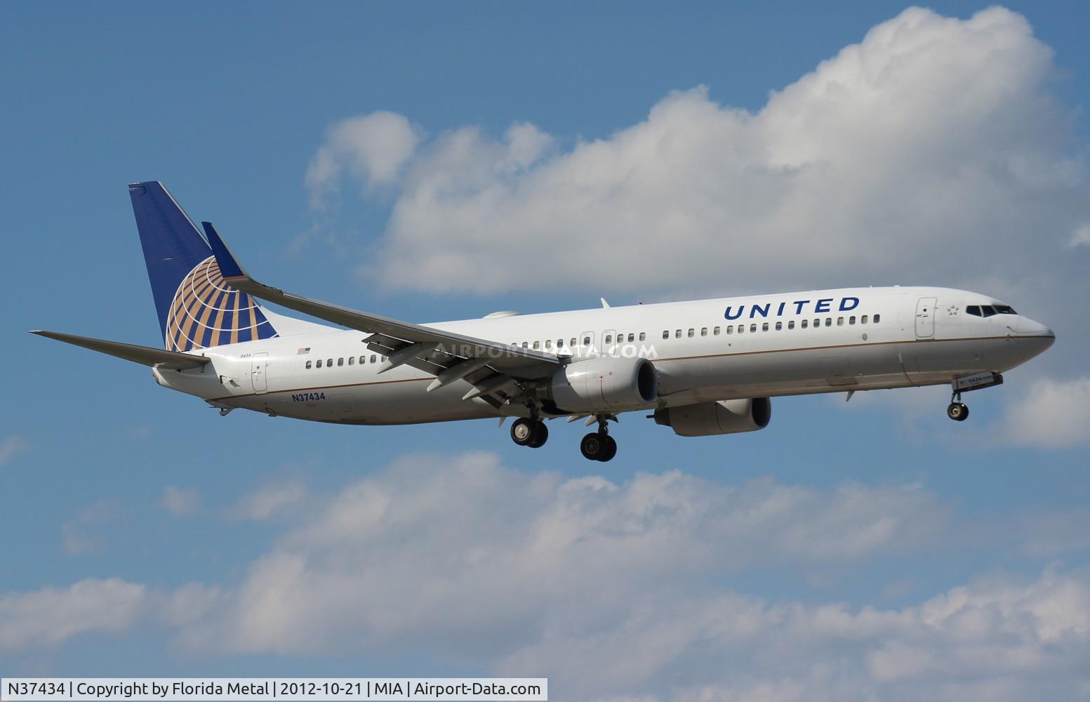 N37434, 2009 Boeing 737-924/ER C/N 33528, United 737-900