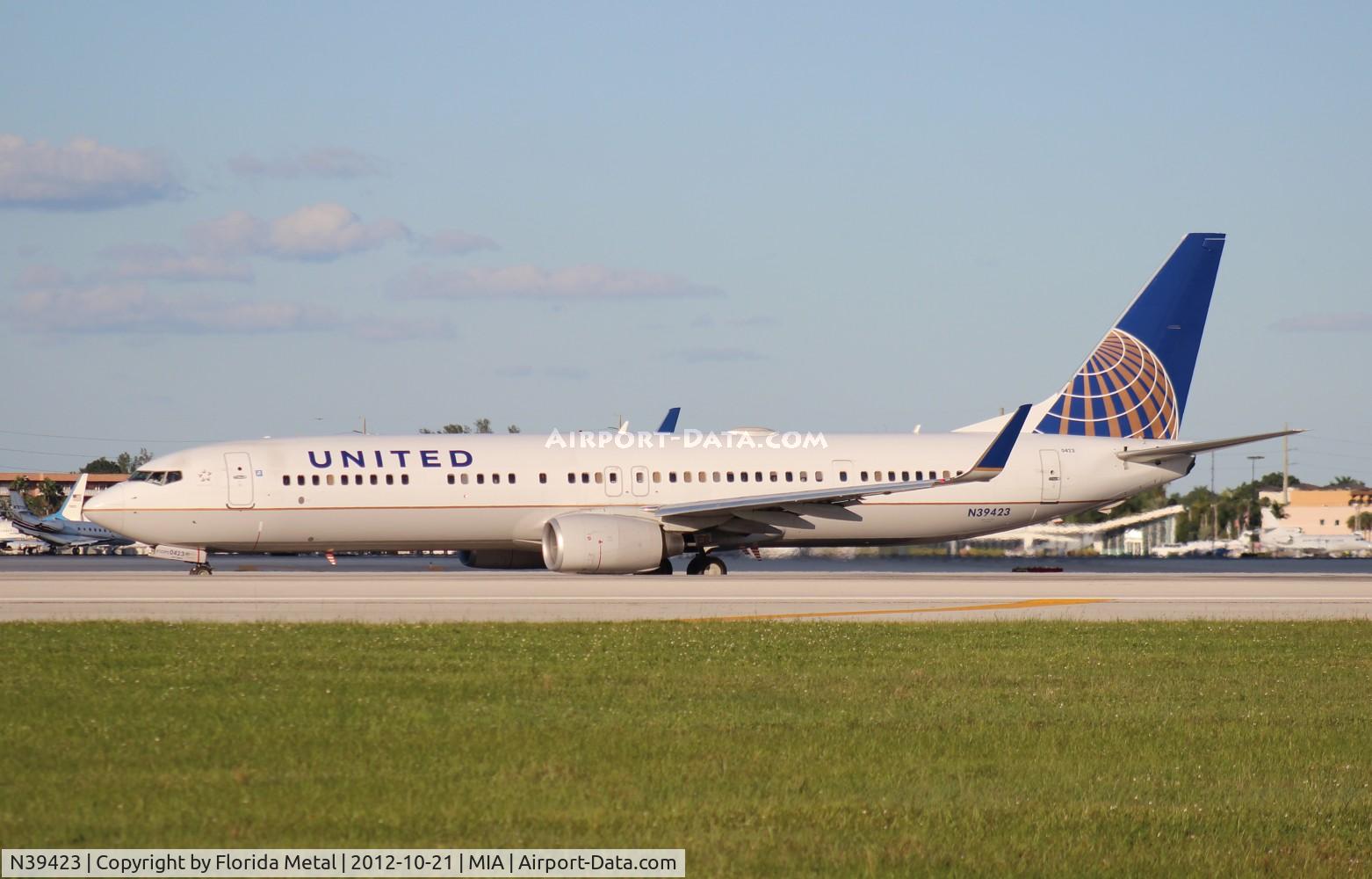 N39423, 2008 Boeing 737-924/ER C/N 32829, United 737-900