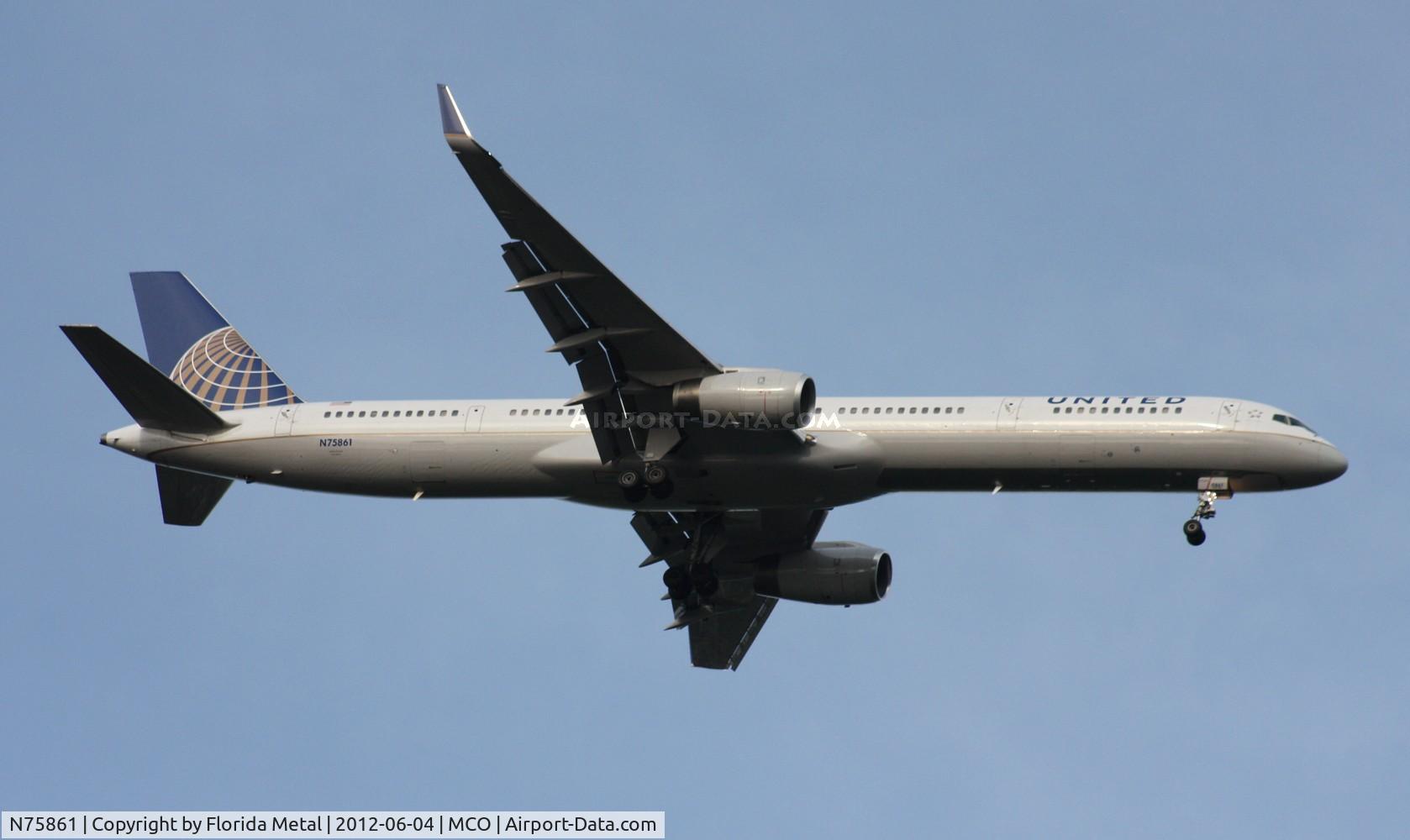 N75861, 2001 Boeing 757-33N C/N 32585, United 757-300