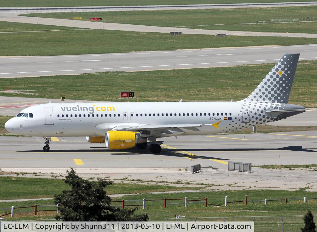 EC-LLM, 2011 Airbus A320-214 C/N 4681, Lining up rwy 31R for departure...