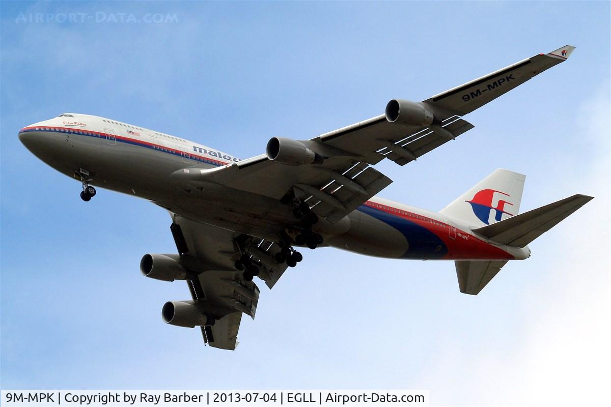 9M-MPK, 1998 Boeing 747-4H6 C/N 28427, Boeing 747-4H6 [28427] (Malaysia Airlines) Home~G 04/07/2010. On approach 27R.