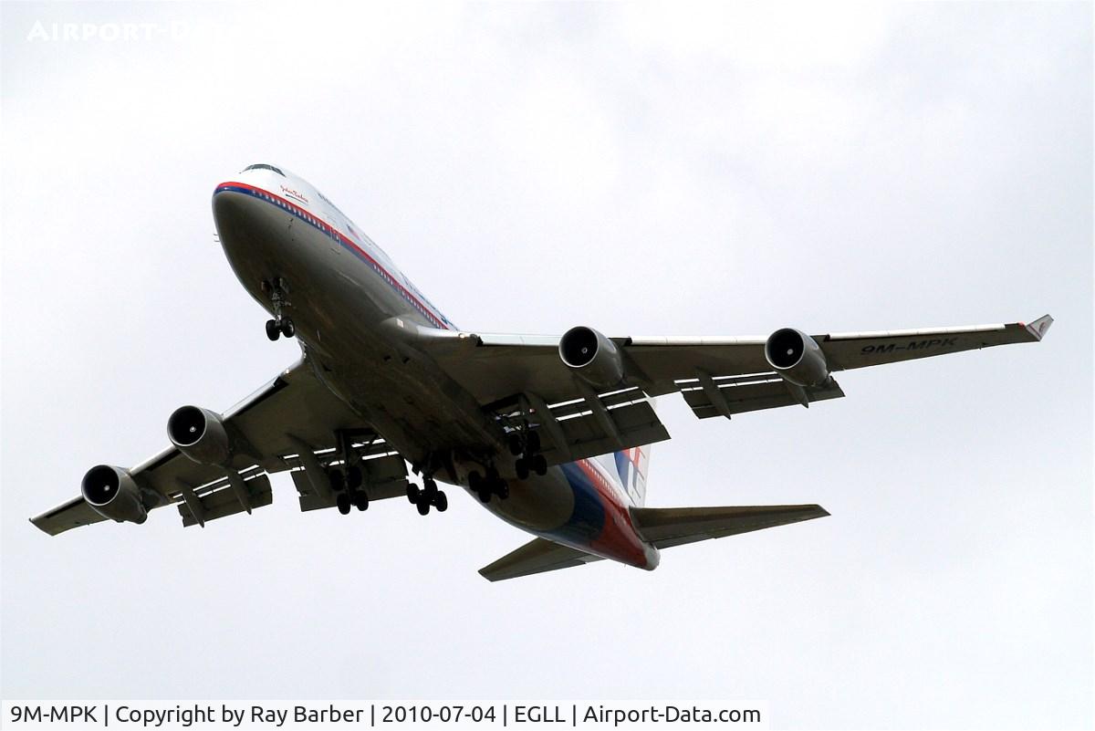 9M-MPK, 1998 Boeing 747-4H6 C/N 28427, Boeing 747-4H6 [28427] (Malaysia Airlines) Home~G 04/07/2010. On approach 27R.
