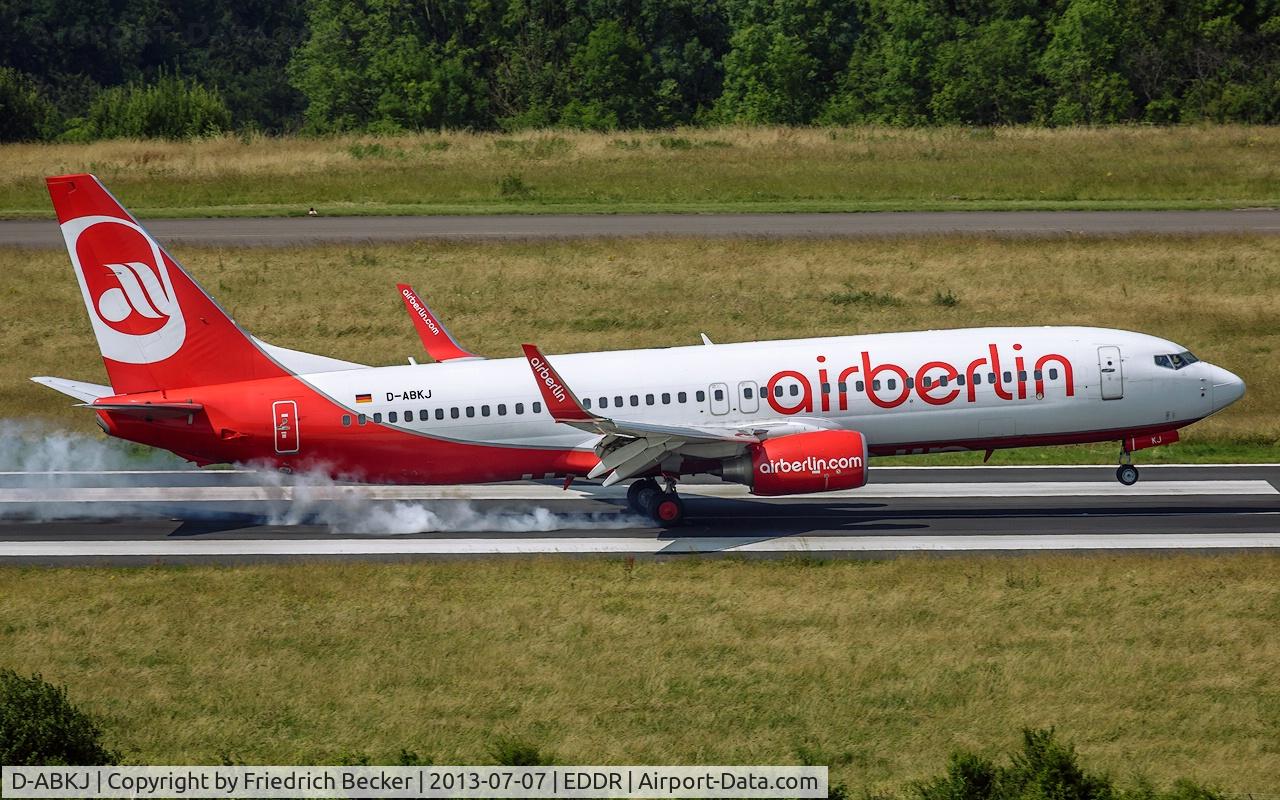 D-ABKJ, 2010 Boeing 737-86J C/N 37749, touchdown RW09