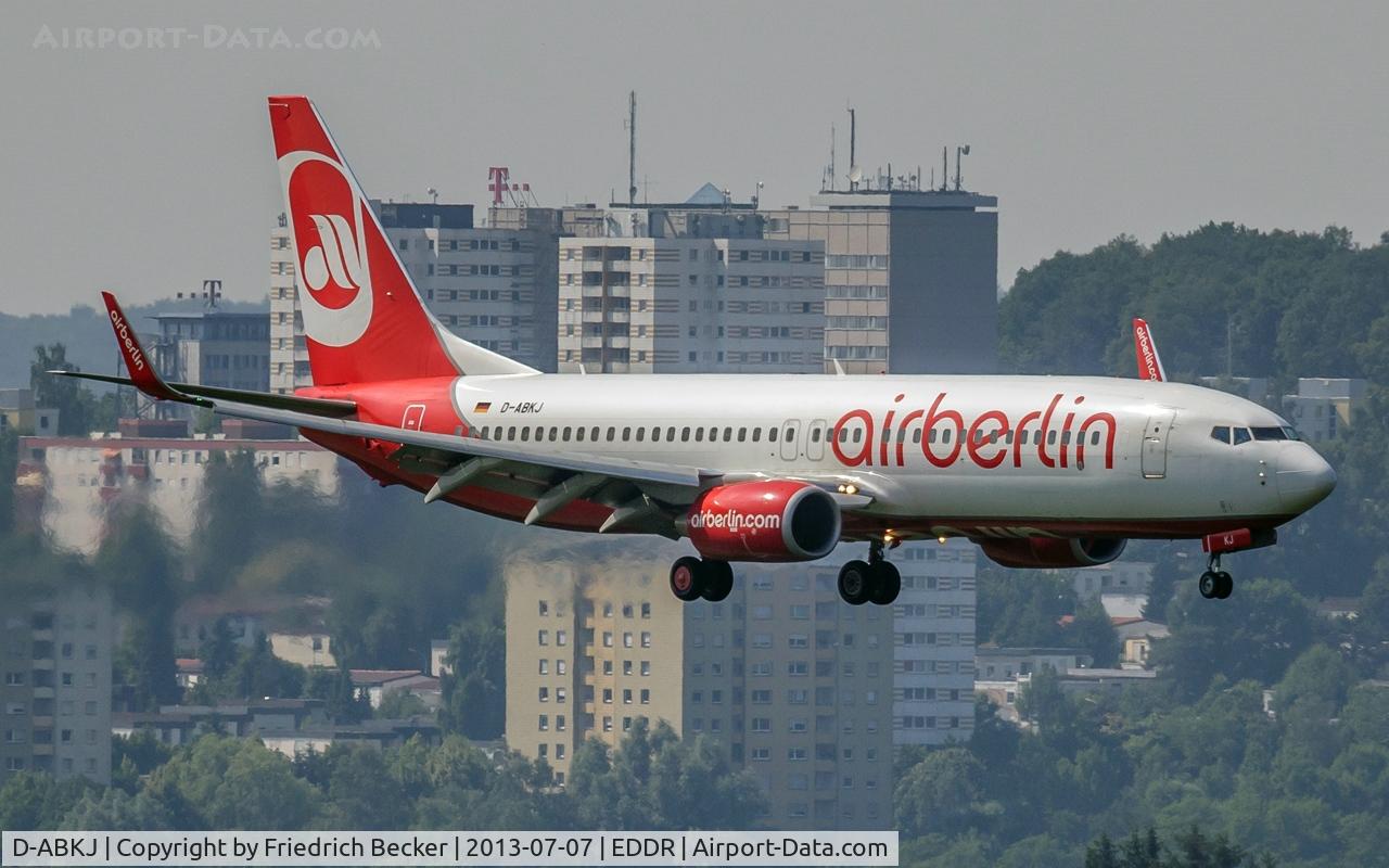 D-ABKJ, 2010 Boeing 737-86J C/N 37749, on final RW09